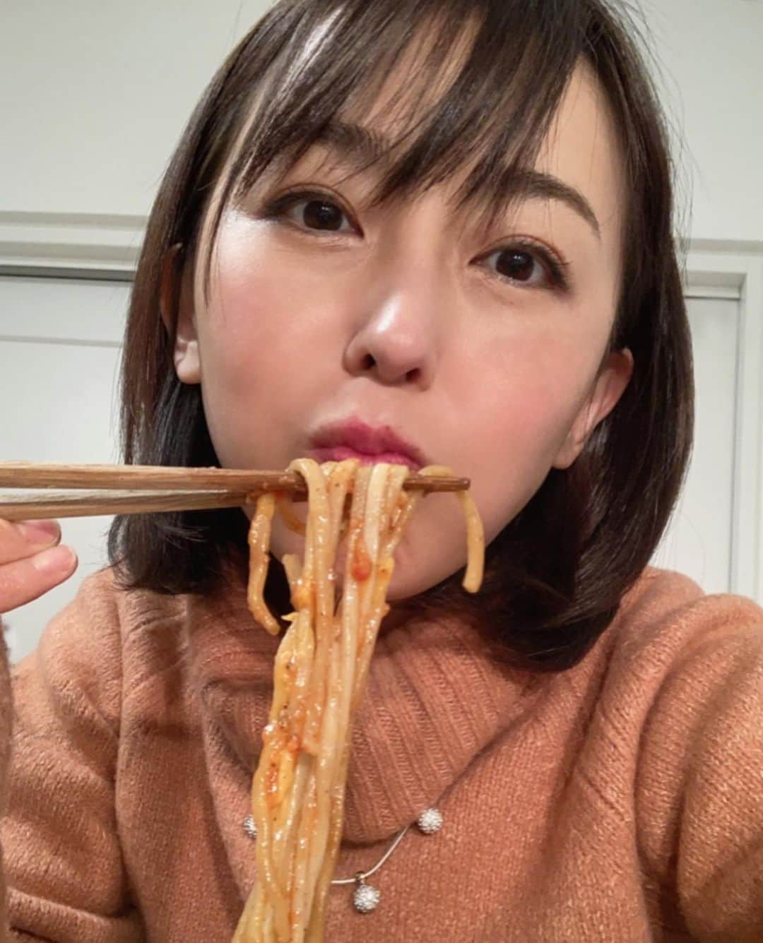 伊藤えみさんのインスタグラム写真 - (伊藤えみInstagram)「Japanese Soba Noodles 蔦のテイクアウトメニューのレッチリ。自分の気分を高めるための夜食だよ。舌にぴりっと心地いい刺激。チーズ好きにはたまらない！  #ラーメン #まぜそば #混ぜそば #japanesenoodle  #テイクアウト  #夜食  #おうちラーメン #spicy  #cheese  #cheddar  #cheeselover」1月19日 23時59分 - itoemi1019