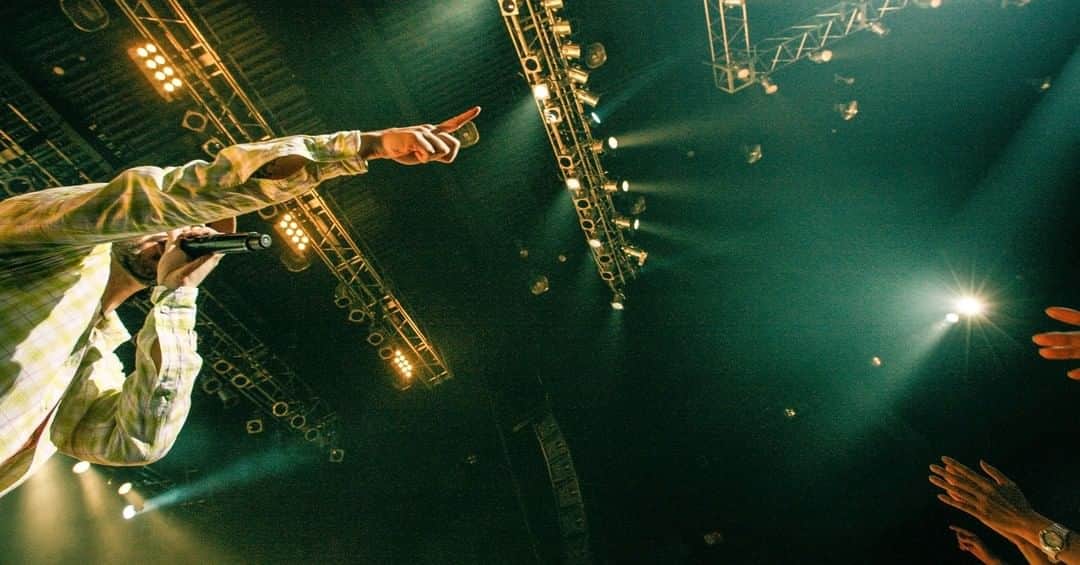 ORANGE RANGEのインスタグラム：「ダブルミリオンを記録した2ndアルバム『musiQ』の再現をコンセプトに、Zepp Tokyoで開催した"RWD← SCREAM 013”より、「ZUNG ZUNG FUNKY MUSIC」の #レンジのライブ 映像公開🎬  心も身体もフロアもズンズン唸るオキナワン・ファンクは、脳天気さながら男子も女子も踊れるファンキー・ミュージック🕺💃 https://youtu.be/6KCytVh-wjE  🍊#ORANGERANGE Haisai🍊 #dTV ほか主要配信サイトおよび各サブスクリプションサービスでも配信開始🎧 https://jvcmusic.lnk.to/ORANGERANGE ＠orangerange_official」