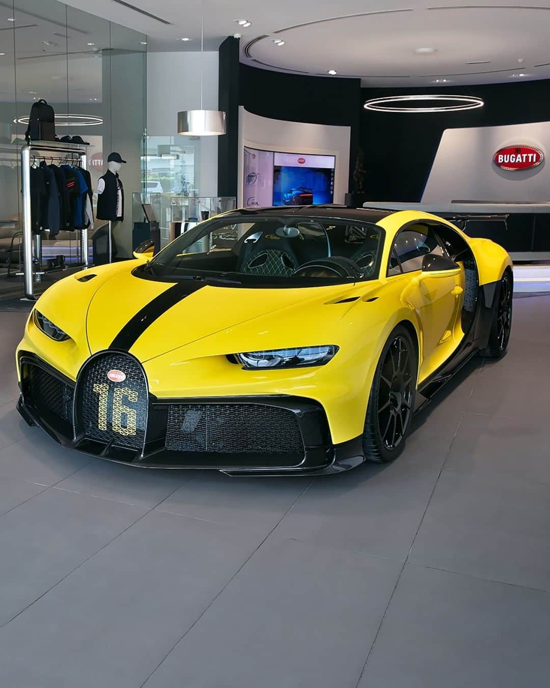 ブガッティさんのインスタグラム写真 - (ブガッティInstagram)「Bold colors definitely suit the CHIRON Pur Sport.   #BUGATTI #BUGATTIChironPurSport #CHIRONPurSport  _ WLTP: Fuel consumption, l/100km: low 44.6 / medium 24.8 / high 21.3 / extra high 21.6 / combined 25.2; CO2 emissions, combined, g/km: 572」1月20日 0時00分 - bugatti