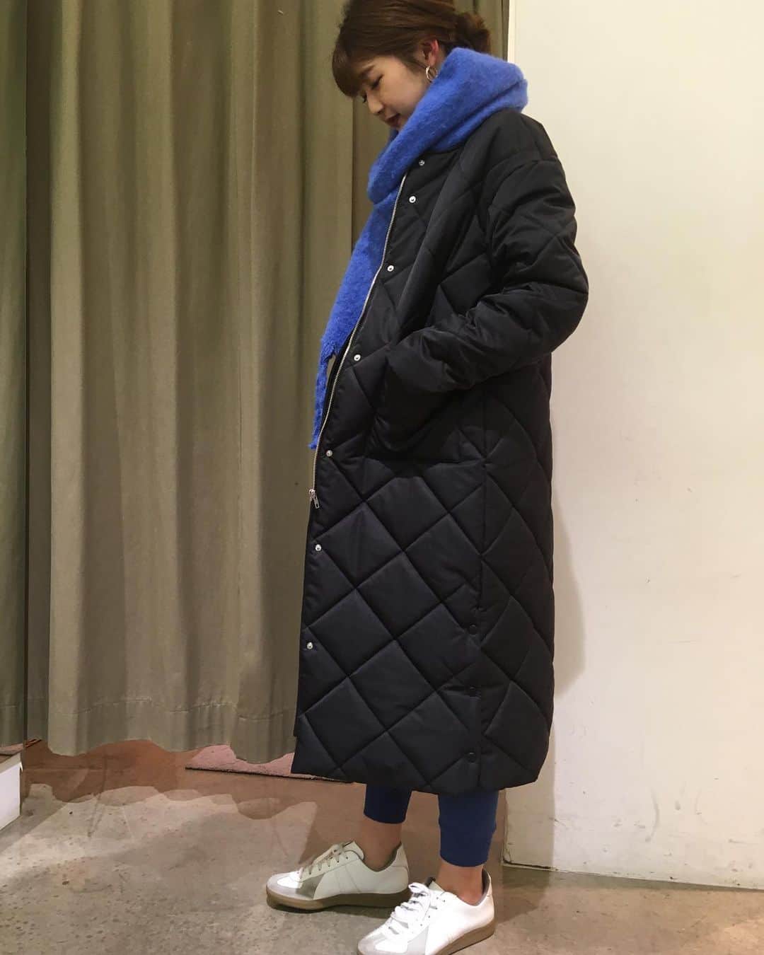 GATHER yamatoのインスタグラム：「・ 〜blue×black〜 ・ シンプルでスッキリとした配色コーデ。 また寒くなる前に、次の冬も使えるコートを準備です✨ ・ ━━━━━━━━━━━━━━━ ベンチコート #Ninamew ￥40,000＋tax ・ バックリボンニット #Ninamew ￥16,000＋tax ・ スウェットパンツ #Ninamew ￥15,000＋tax→50％off‼️ ━━━━━━━━━━━━━━━ ・ ・ #ギャザー #GATHER #ギャザー大和店 #GATHER大和店」
