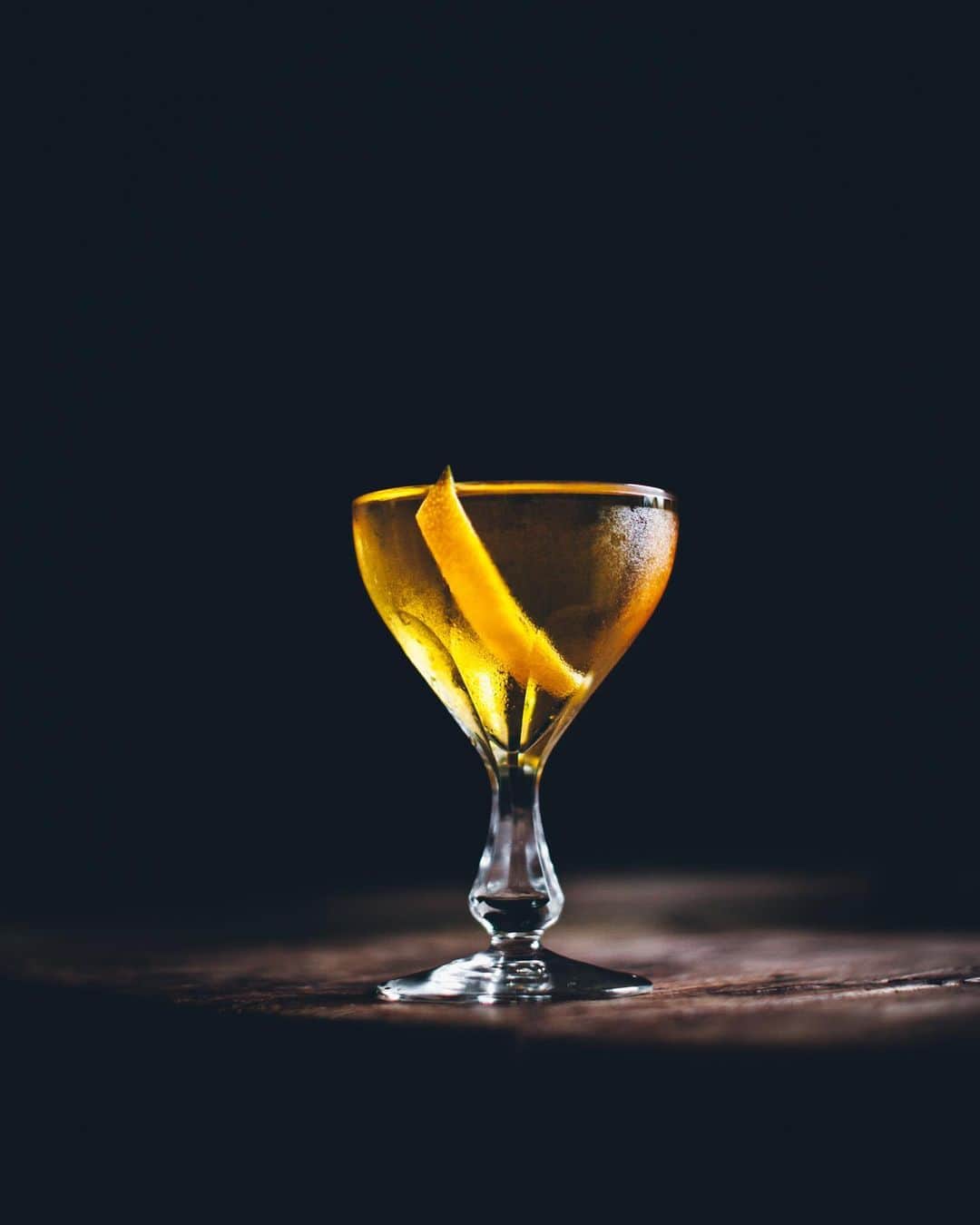 Linda Lomelinoのインスタグラム：「I now have a signature cocktail! The Lomelino Martini 🍸😏 My partner Christian created it for me, using Madeira wine instead of Vermouth (since my dad is from Madeira!) and classic Swedish Christmas/winter flavors like cardamom and saffron (since I am Swedish) 🇵🇹🇸🇪 Swipe for a little preview and the link to the video is in my profile! #martini #lomelinomartini #cocktails」