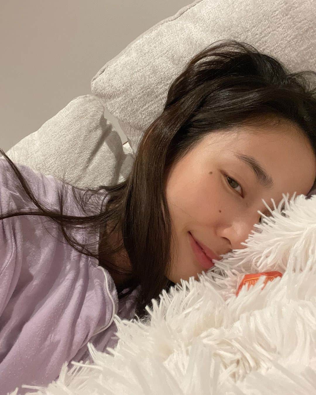 高嶋香帆のインスタグラム：「そうです。私が今日誕生日です。👴  ってあ、あし🐶 遮らんといて😂  29歳になりました☺️」