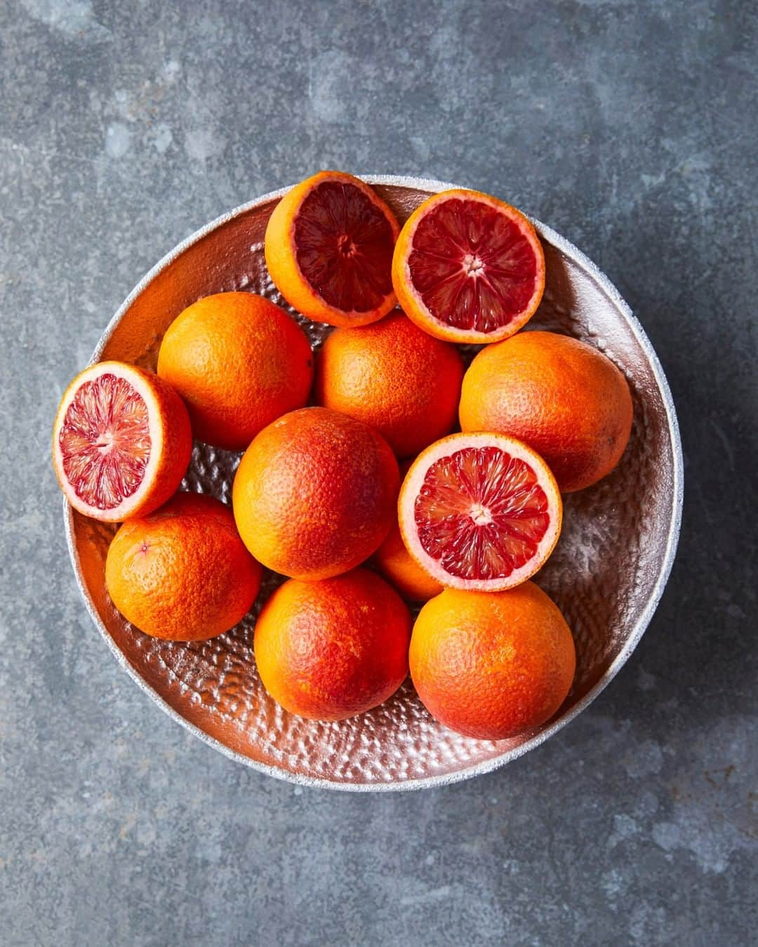 ジェイミー・オリヴァーさんのインスタグラム写真 - (ジェイミー・オリヴァーInstagram)「Blood orange season is here. Just look at these! I've got a few different ways to use and enjoy them, some you would never have thought about! Leaving some inspiration for you here with recipes on my website x x what’s your fav way to enjoy these?! 👉👉👉 Sticky hoisin chicken Orange polenta cake Chicken & garlic bread kebabs Figgy banana bread Duck & orange salad Pink pepper negroni」1月20日 0時14分 - jamieoliver