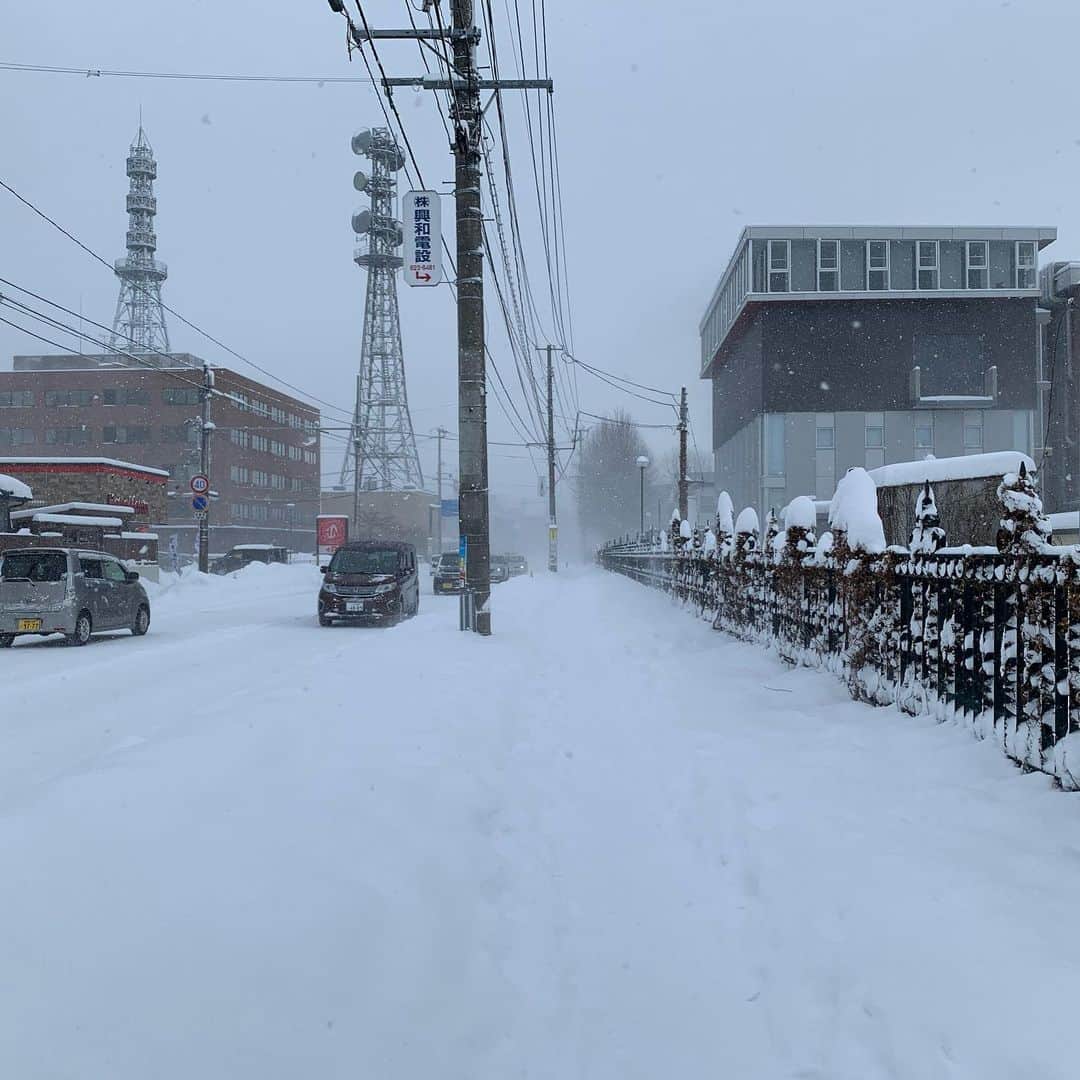 大隅智子さんのインスタグラム写真 - (大隅智子Instagram)「盛岡も19日の朝は吹雪になりました。 通勤中、強風で傘が壊れてしまいました。 吹雪の時は傘は役に立ちません。 昼前には、盛岡の積雪は33センチになり、今季一番多くなりました。 路面の雪は多くなっています！ 寒い日は、お茶漬けで美味しく、温まりました。 #岩手 #盛岡 #大雪 #吹雪 #お茶漬け」1月20日 0時15分 - tomokotenki