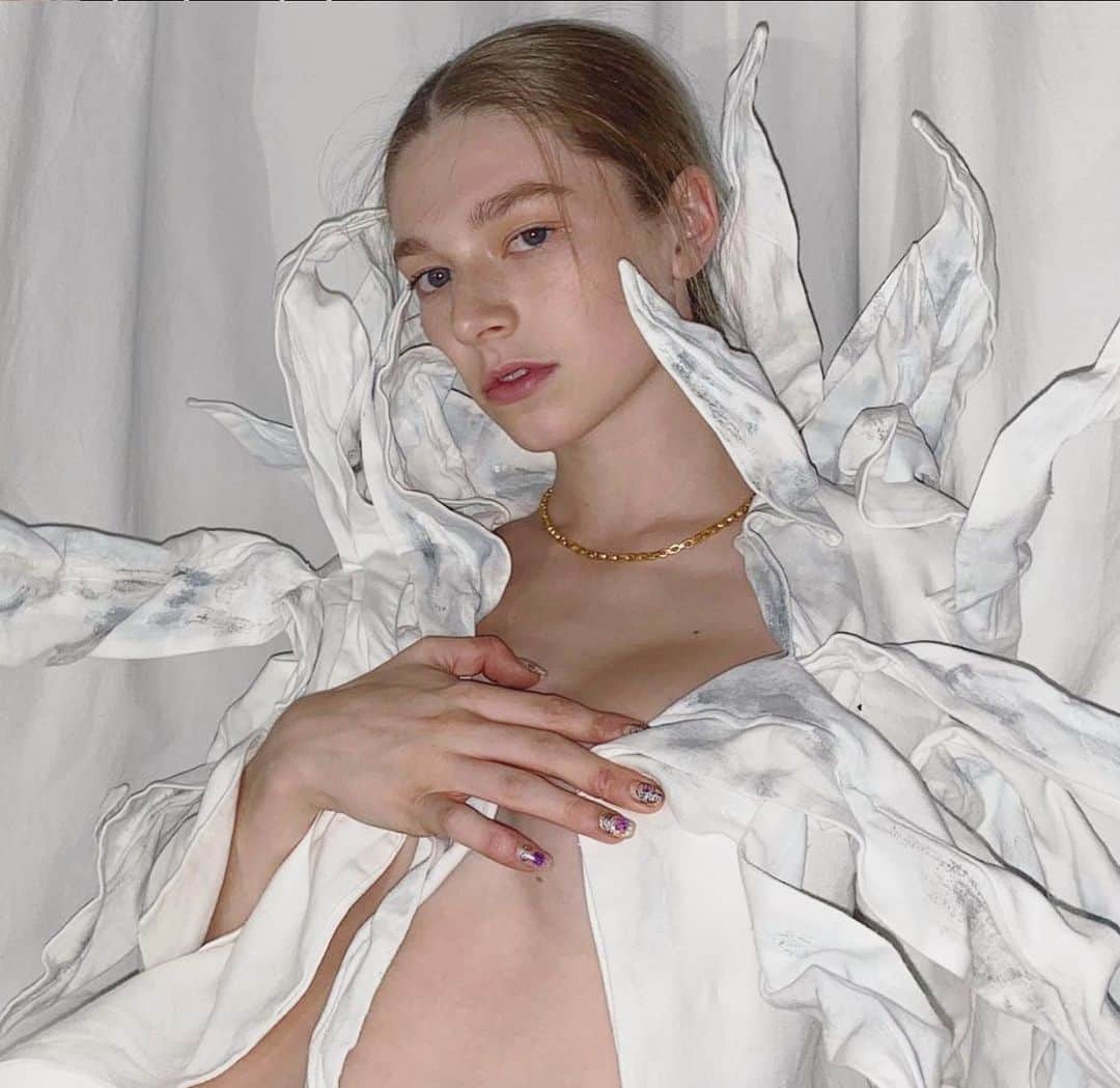 のインスタグラム：「When I get to heaven, I want my wings to be fancy like this. 😇  Press Day aftermath with   ✨ ✨Hunter Schafer✨ ✨   #HairByLacyRedway #hunterschafer」