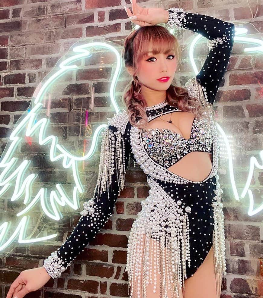 のインスタグラム：「👼🦋✨💜˚✧₊⁎*･゜ﾟ･*: . . . . パリオンのインスタ映えってすごいよなあ👏 バーレスクだとなかなか撮れない写真が撮れちゃう✨ . . . . てんてんてん！ てんしのはーね！ . . メロディわかった？🙄😂 . . . . 今日はいくみちゃん周年です💁‍♀️💁‍♀️💁‍♀️ 一部前にソロパもあるからみんな早めにきてね💓 配信もやります🙌3部前にやるよ！ 22:30くらいかな、、？ . . . . 忙しくなりそうですが頑張っていきましょ👏🔥🔥🔥 . . . .  . . #バーレスク東京 #スーパーバーレスク #アジア一のエンターテイメント #オージェネの逆襲 #OGCA #むちむち #おしり #撮影会 #モデル #撮影会モデル #ポートレート #性感内衣 #蜷川実花 #扎心了 #좋아요 #일본 #photooftheday #六本木 #burlesque  #ootd #swag #bikini  #likeforlike」