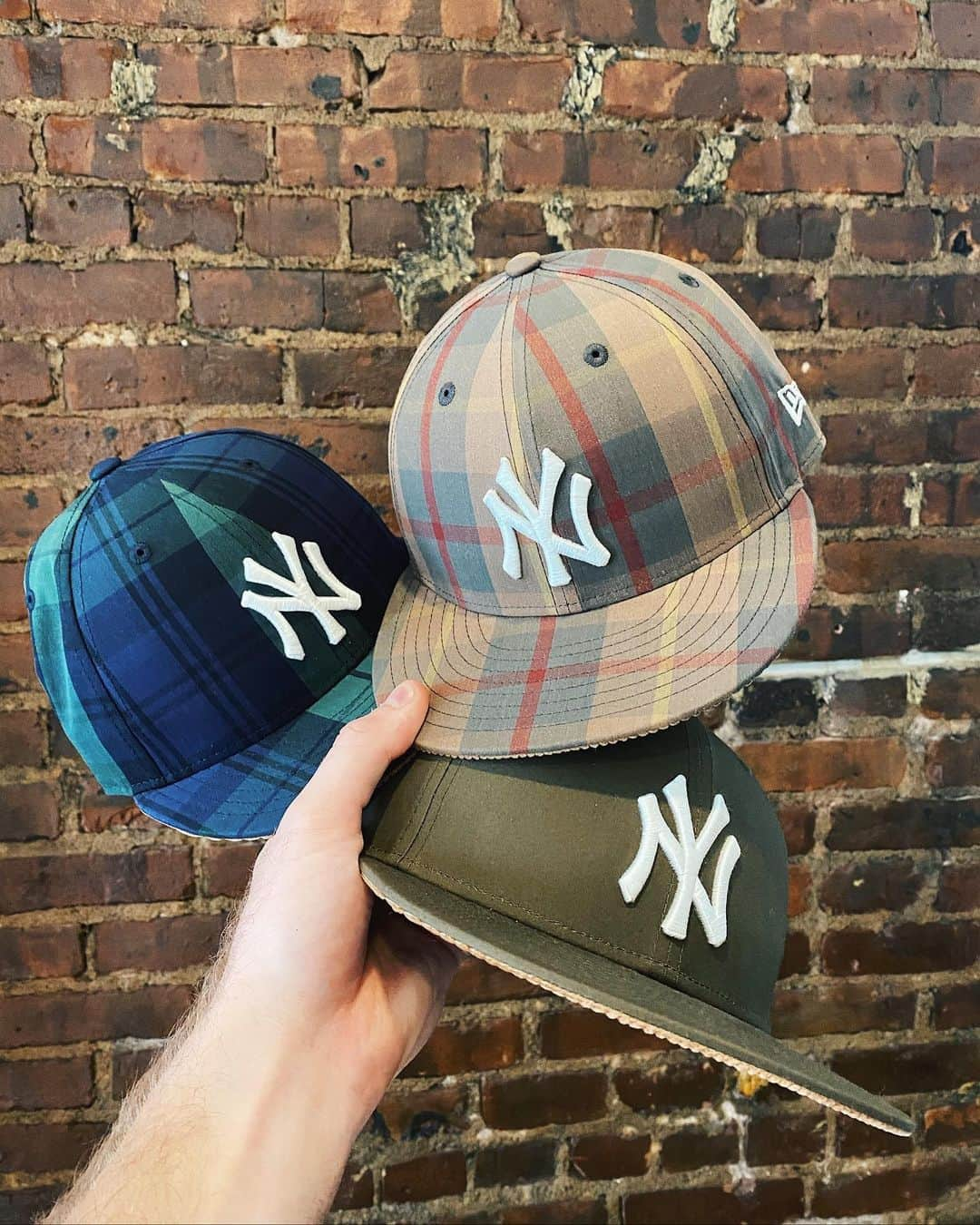 トッドスナイダーのインスタグラム：「JUST DROPPED  TODD SNYDER + NEW ERA 59Fifty adjustables in British Millerain waxed cotton to keep your lid dry 🧢 🌧 📷  @luke.a.allen  #toddsnyder #newera #yankees #nyyankees #neweracaps #baseballcap #capaddict #capholics #lids」