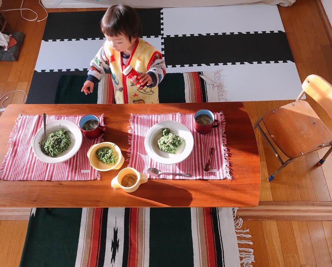 真央さんのインスタグラム写真 - (真央Instagram)「おはようさまです☀ 2階の寝室はお日様さんさん、 今日はここで朝ごはん🥣 ほうれん草のリゾットと味噌スープ 粉チーズをふりかけて(るフリ👦🏻)  太陽ポカポカの中、いつもと気分も変わっていい朝でした . . 風の時代 動画をみてたらキャメレオン竹田 @chamereontakeda さんに行き着いて、その動画[風の時代 あなたはこうなるよ！星座別]が面白くてワクワクした⭐️  これからの時代は  直接、簡単、裏表なし  風通しの良い時代、最高だ✨✨ . . #朝ごはん#お日さま #家族 #日々#暮らしごと #男の子#1y3m #HK#風の時代 #🎐」1月20日 9時51分 - mao0424