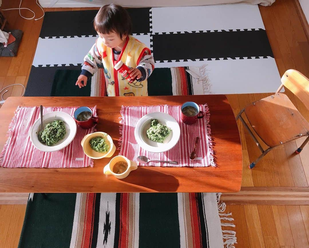 真央のインスタグラム：「おはようさまです☀ 2階の寝室はお日様さんさん、 今日はここで朝ごはん🥣 ほうれん草のリゾットと味噌スープ 粉チーズをふりかけて(るフリ👦🏻)  太陽ポカポカの中、いつもと気分も変わっていい朝でした . . 風の時代 動画をみてたらキャメレオン竹田 @chamereontakeda さんに行き着いて、その動画[風の時代 あなたはこうなるよ！星座別]が面白くてワクワクした⭐️  これからの時代は  直接、簡単、裏表なし  風通しの良い時代、最高だ✨✨ . . #朝ごはん#お日さま #家族 #日々#暮らしごと #男の子#1y3m #HK#風の時代 #🎐」