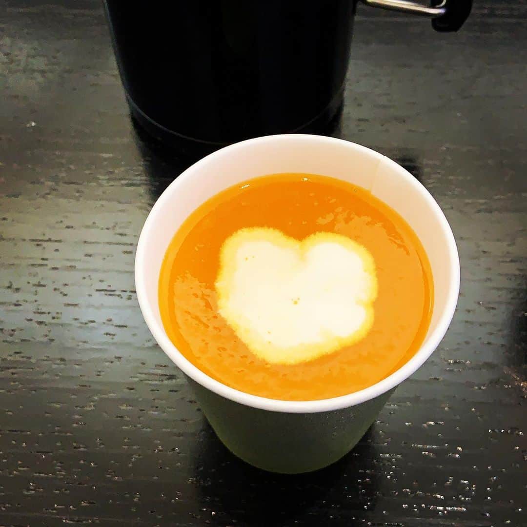 志摩有子さんのインスタグラム写真 - (志摩有子Instagram)「GM。差し入れのにんじんスープに落とした生クリームが💛になった朝。ちょっと嬉しい。  #スープストックアリコ」1月20日 9時51分 - ariko418