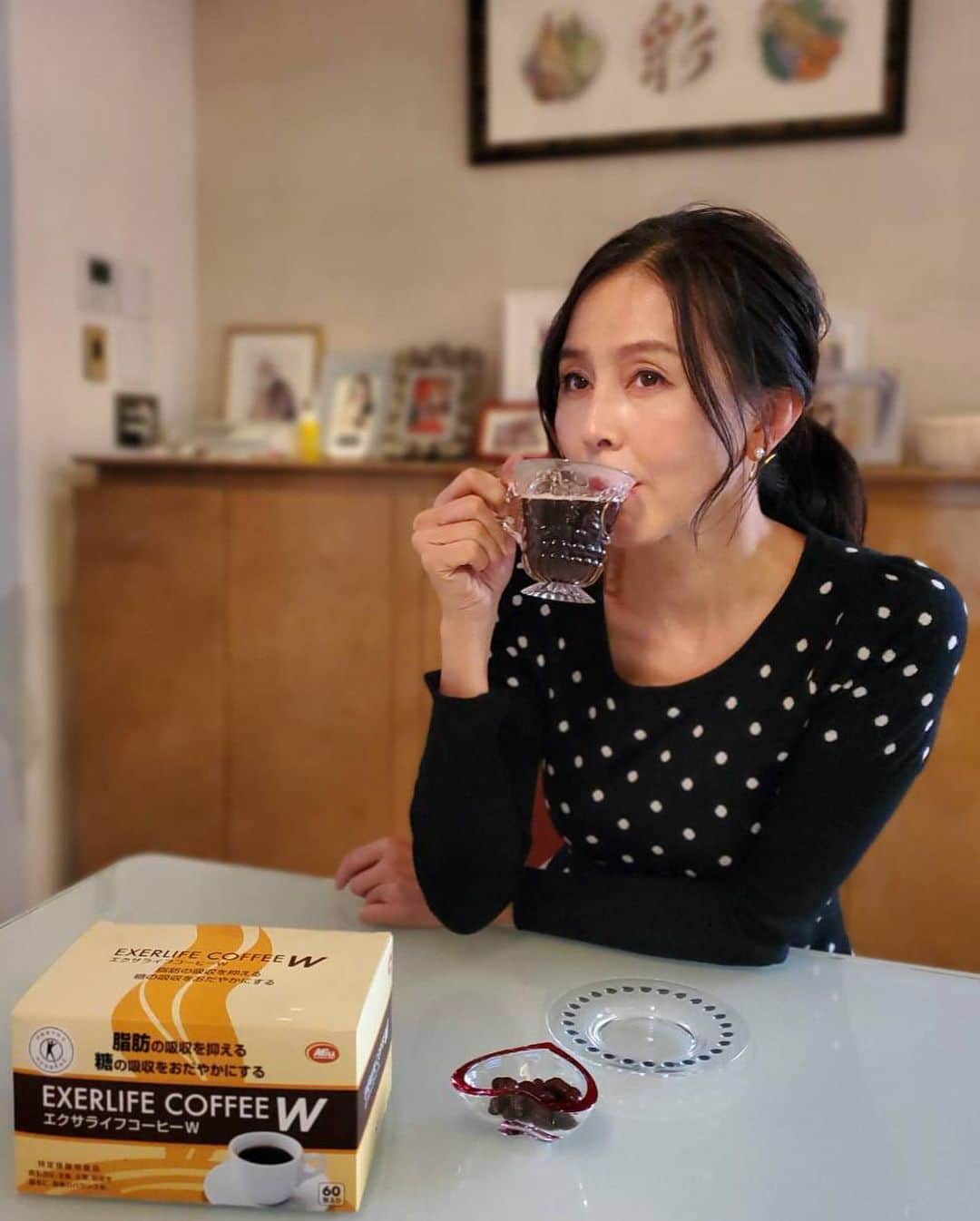 杉本彩のインスタグラム：「今年もお正月は犬や猫たちと京都でゆっくり過ごしました😌  美味しいものをいただき、愛する家族と家で過ごす👨‍🦱🐶😺  私にはそれが最高のお正月です💖  そんななにかと食べることが多い年末年始にも  食事の脂肪の吸収を抑えるコーヒー(@exerlifecoffeew)を  毎日いただいていました☕️  お正月に脂っこいものや甘いものをたくさん食べてしまった方に  オススメのコーヒーなんです☕️  私は朝食やお菓子と一緒に飲むことが多いです。  1日1杯、手軽に飲むことが出来ますし、  なんといっても美味しいので続けられます✨  おぜんざいや和菓子との相性もとても良いです😃  お家時間が増え、運動不足になりがちな方には  特にいいです👍  健康維持のためにこれからも愛飲したいと思います✨  @exerlifecoffeew #コーヒー #食事の脂肪と糖 #トクホ #特定保健用食品 #健康ドリンク #脂肪の吸収を抑える #食後の血中中性脂肪 #食後の血糖値の上昇をおだやかに #PR #動物実験をしていないトクホ製品」