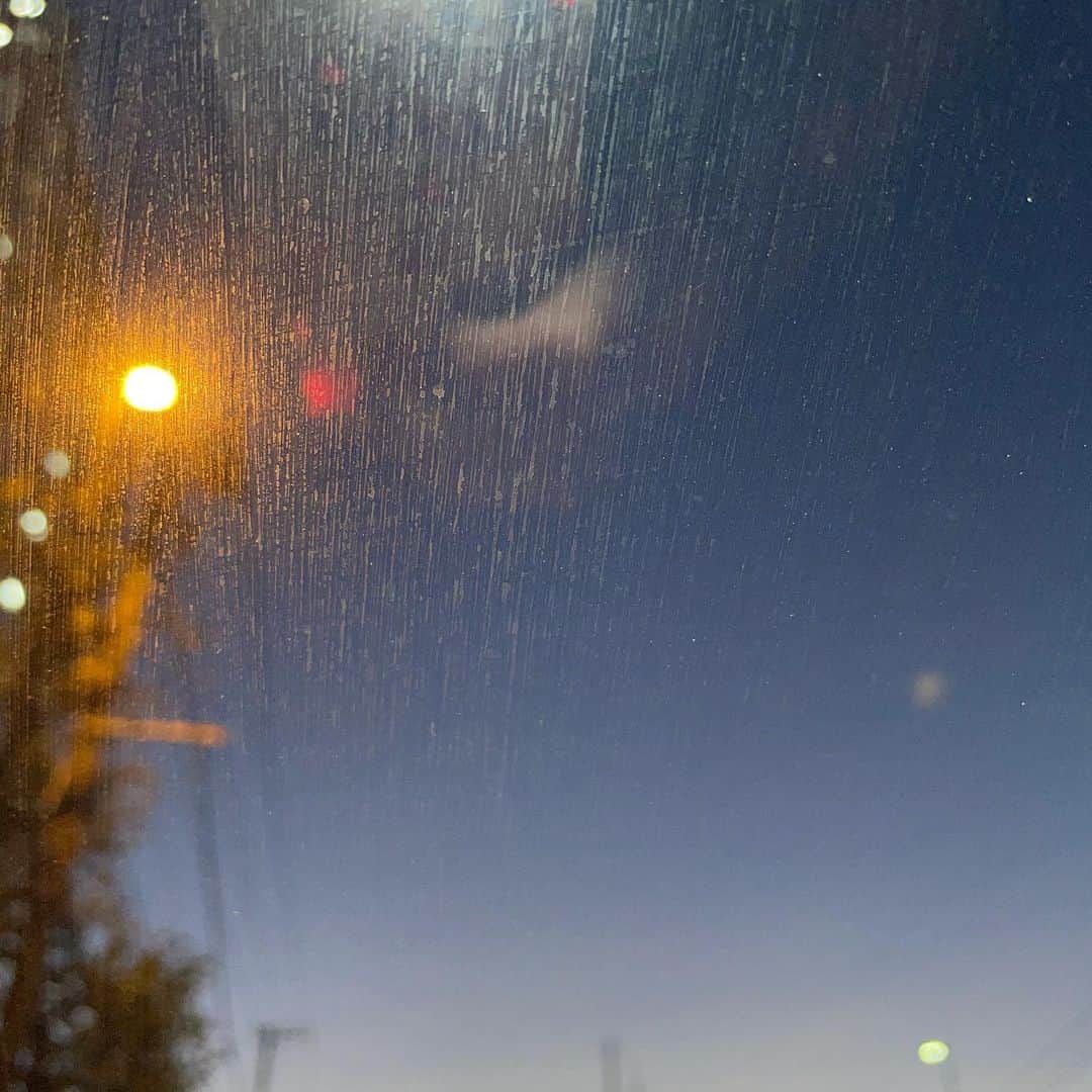 村上佳菜子さんのインスタグラム写真 - (村上佳菜子Instagram)「... . 夕日撮ろうと思ったら汚い窓ガラスに ピントがあった。タイムズカーシェア。 お世話になってます。便利です。 . . . #夕日 #窓ガラス #フロントガラス #times #タイムズ #カーシェア #村上佳菜子　#kanakomurakami #figureskater #figureskating」1月20日 9時55分 - kanako_m_official