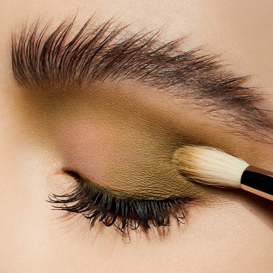 のインスタグラム：「Add green to your routine. Blend out Powder Kiss Soft Matte Eye Shadow in Per-Suede Me with a 221S Brush for a rush of pale acid green in a single swipe. #MACPowderKiss」