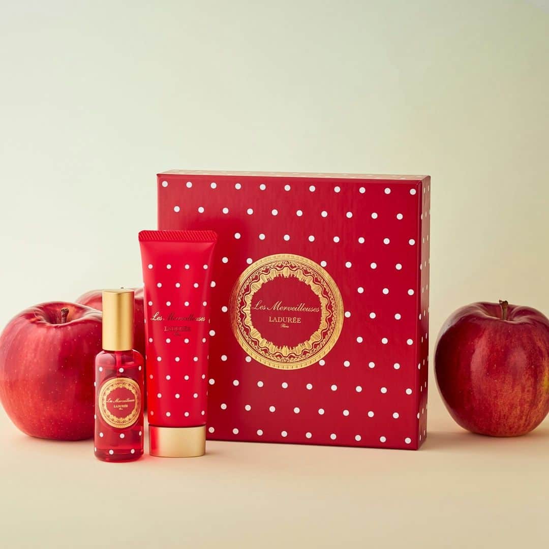 Les Merveilleuses LADURÉEのインスタグラム：「2021 SPRING COLLECTION Ⅱ⠀ 2月1日(月)発売⠀ ご予約承り中⠀ ⠀ 特別な日を香りでコーディネート。⠀ 甘くジューシーな香りの限定セット。⠀ ⠀ ＜数量限定品＞⠀ ◆アップル ＆ バニラ フレグランス セット 5,500円(税込)⠀ 【セット内容】⠀ オー デ コロン アップル ＆ バニラ 20ml⠀ アップル ＆ バニラ ハンド トリートメント 50g⠀ ⠀ オンラインショップでもお求めいただけます。（一部サイトを除く）⠀ 詳細は公式サイトをご覧ください。⠀ ⠀ #lesmerveilleusesladurée #laduree #lmladuree #ladureemakeup #レメルヴェイユーズラデュレ #メルヴェイユーズ #ラデュレ #ラデュレコスメ #オーデコロン #オーグルマンド #アップル #バニラ #ハンドトリートメント #ハンドクリーム #コロン #香り #おいしそうな香り #フレグランス #fragrance #香水 #数量限定品 #デパコス #限定」