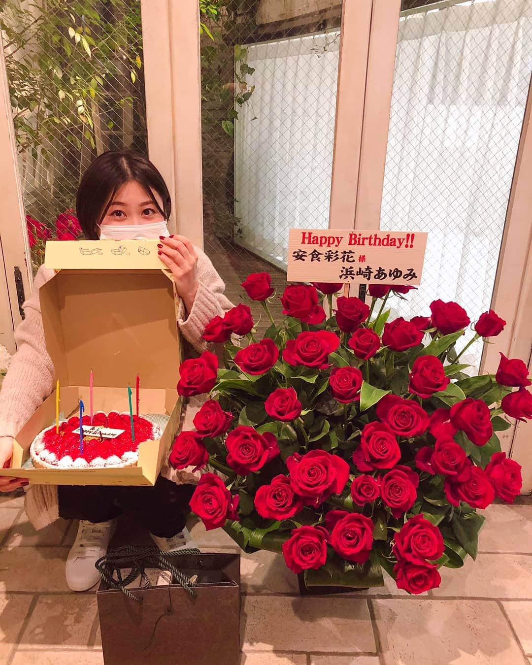 のインスタグラム：「デザイナーあじのお誕生日🎂 昨日は一日遅れのお祝いをしました！ケーキも用意してみんなで美味しくいただきました！！. happybirthday✌️. . #ROI #あじ#hair #hairsalon #haircut #hairstyle #haircolor #hairstyles #hairtrends #青山ヘアサロン#表参道ヘアサロン#青山美容室#表参道美容室#ヘアスタイリスト#ヘアデザイナー#美容師#ヘアスタイル  #happybirthday #お誕生日おめでとう #🎂」