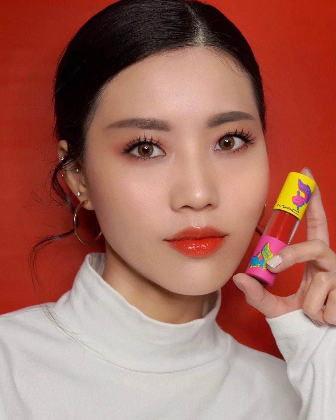 M·A·C Cosmetics Hong Kongさんのインスタグラム写真 - (M·A·C Cosmetics Hong KongInstagram)「一刷活力元氣返晒嚟💋 普普風新春限量版極光唇漆，絕對會令玻璃唇迷愛不釋手！ 質感輕盈水嫩，一抹完美爆水顯色。光澤持久度達12小時，食完飯都唔洗touch-up! 記得今個新年靠極光唇釉開個靚年！  Product featured -  Moon Masterpiece Versicolour Varnish 普普風新春限量版極光唇漆 in Like Candy - HK$200 #普普藝術風新年系列 #MACMoonMasterpiece #MACLunarNewYear #MACHongKong  Regram from @mua_ba_lhp  Show off your liveliness with a swipe of Versicolour Varnish 💋 Radiate color and shine with one of our hottest lippie, which transform your lips from lackluster to luminous glossy in just a few seconds, thanks to its watery-light formula. The 12-hr intense staining power will make sure you’ll be worry-free instead of going for more touch-ups after meals! Try these out at M·A·C today!」1月20日 10時00分 - maccosmeticshk