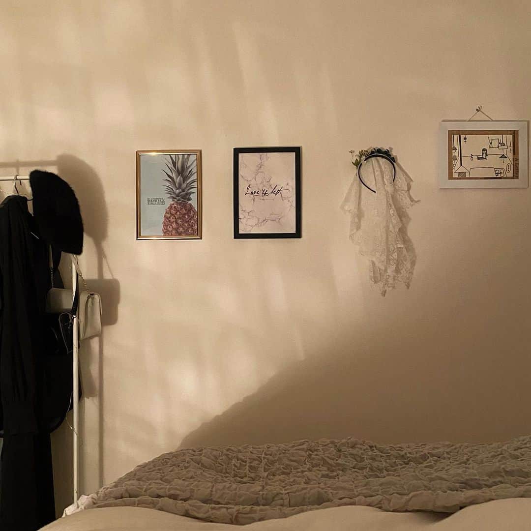 久保はるかのインスタグラム：「おやすみからの眺め🌛  右の絵が1番のお気に入り  大好きな先輩であり、友人である方が描いてくれたの  わたしのお部屋とイメージを想像で描いてくれた  そう、宝物なの」