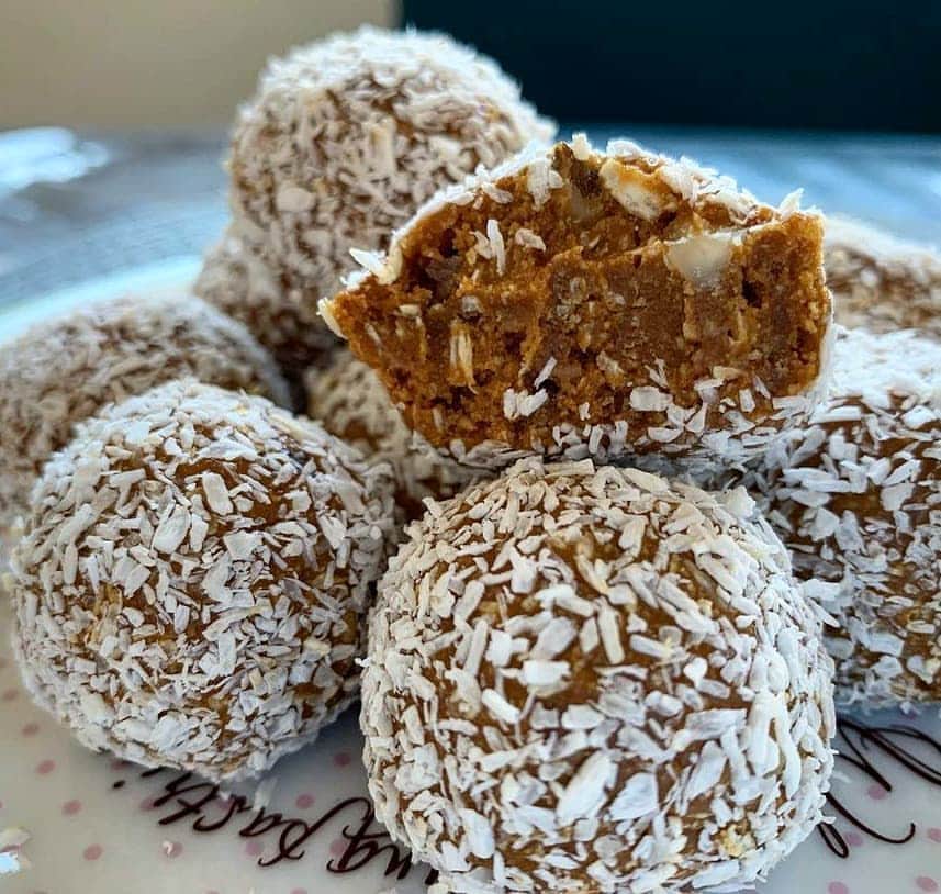 Cesar Gonzalez Cocineroのインスタグラム：「👇Trufas con Leche Condensada  Ingredientes: 150 g de Galletas María trituradas (si no tienes usa cualquier galleta parecida) ¼ de lata de Leche condensada (100 g) 1 cda de Dulce de Leche 2 cdas de Coco rallado  Preparación: -Mezcla todos los ingredientes, menos el Coco rallado. -Tiene que quedar una pasta semicompacta como para formar las bolas -Cuando ya esté todo integrado, dejala en la nevera por 15 minutos. Va a estar más compacta, quedarán perfectas. -Finalmente, decora con Coco rallado o con lo que gustes, puede ser Cacao, Lluvia de Chocolate, Cobertura, entre otros...  ¿Qué les parece esta idea? Si la preparan, muéstrenme el resultado, mencionandome en su foto @co_cinero y @cesarcocinero. - - - - - 📸: @antojate.recetas」