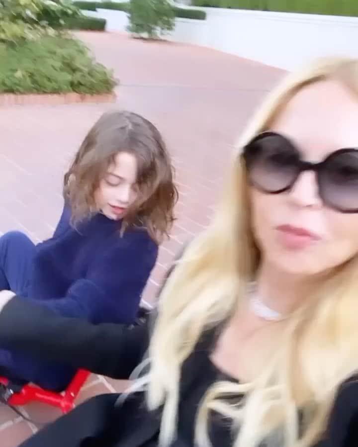 レイチェル・ゾーのインスタグラム：「“Mommy let’s see how long we can roll holding hands “.. our evening outing exercise on our @ezyrollers 🤦‍♀️🙄 ..#quarantine #qualitytime #boymom 😍 XoRZ」