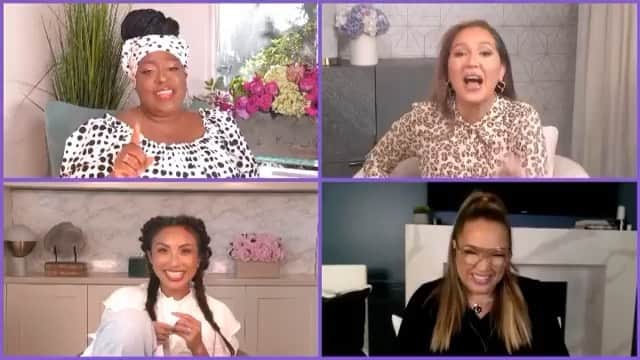 アンジー・マルチネスのインスタグラム：「lol team #noPants ova here! 😜🦋 #Repost @therealdaytime ・・・ We ARE working from home you know. #BehindTheREALScreens」