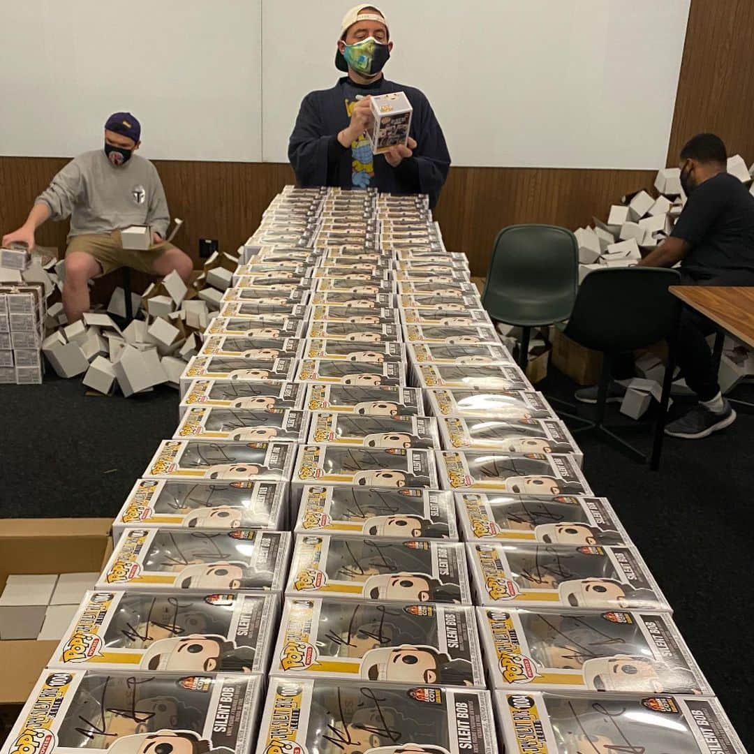 ケヴィン・スミスさんのインスタグラム写真 - (ケヴィン・スミスInstagram)「HOP ON POP! We’re selling signed Silent Bob and @thatkevinsmith @originalfunko Pops at the new @jayandsilentbob website (link in my bio)! These two figures mark the 9th and 10th Pops that have been made of both me and my character, so I love the folks at #funko! Heads-up: we have a limited number (1000 each) so since they’re signed, they’re gonna fly fast! Many thanks to @julian.cmo, @lucasguytaylor, and @chelsey_cole for unboxing this army of me so that all I have to do is write my name 2000 times! Get Popped at the new #jayandsilentbob website, and while you’re there, check out all the new (and old stuff) that @jaymewes and I are signing! Next week at the all new #JayAndSilentBob website: the return of #eJay, aka #AuctionsAskew! #KevinSmith #funkopop #silentbob #signed #pop #pops」1月20日 10時10分 - thatkevinsmith