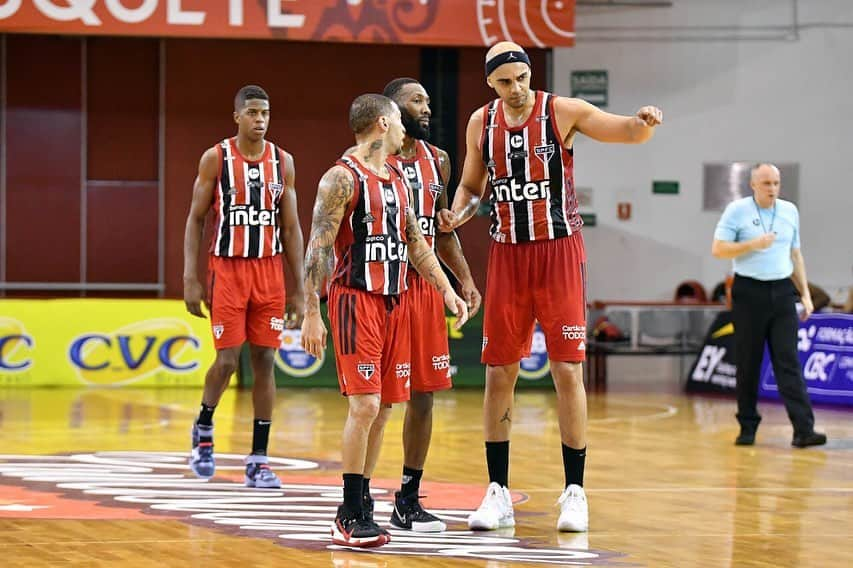 São Paulo FCさんのインスタグラム写真 - (São Paulo FCInstagram)「🏀 O #BasqueteTricolor conquistou uma vitória gigantesca sobre o Minas e se classificou à final da Copa Super 8: 78 a 70. Georginho e Bennett foram os maiores pontuadores (16 pontos), seguidos por Renan (13) e Lucas Mariano (12). O pivô foi também o maior reboteiro, com 12 bolas recuperadas. A decisão será no sábado (23), às 16h, contra o Flamengo.   #VamosSãoPaulo 🇾🇪  📸 João Pires/LNB」1月20日 10時13分 - saopaulofc