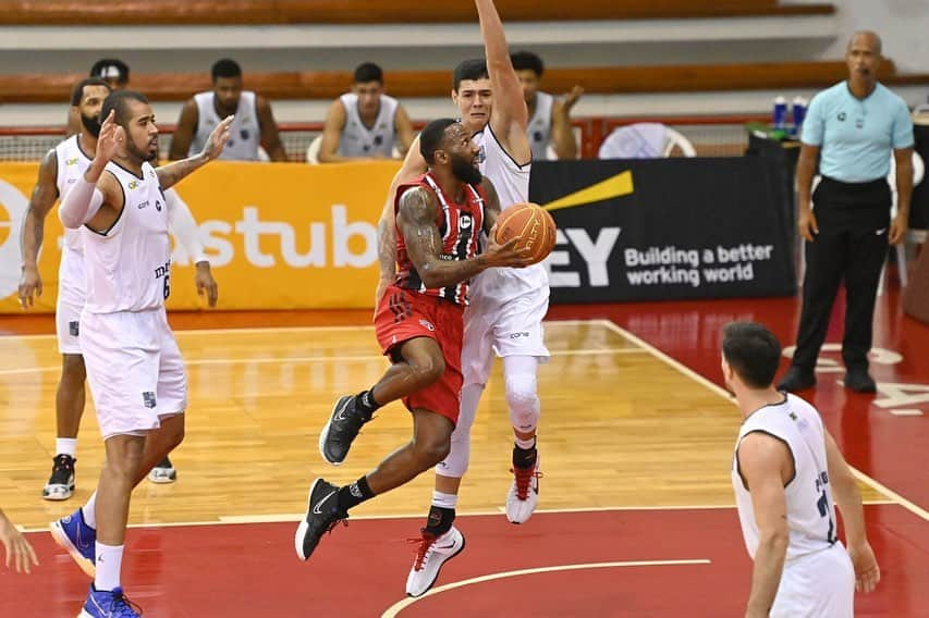 São Paulo FCさんのインスタグラム写真 - (São Paulo FCInstagram)「🏀 O #BasqueteTricolor conquistou uma vitória gigantesca sobre o Minas e se classificou à final da Copa Super 8: 78 a 70. Georginho e Bennett foram os maiores pontuadores (16 pontos), seguidos por Renan (13) e Lucas Mariano (12). O pivô foi também o maior reboteiro, com 12 bolas recuperadas. A decisão será no sábado (23), às 16h, contra o Flamengo.   #VamosSãoPaulo 🇾🇪  📸 João Pires/LNB」1月20日 10時13分 - saopaulofc