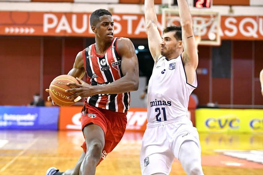 São Paulo FCさんのインスタグラム写真 - (São Paulo FCInstagram)「🏀 O #BasqueteTricolor conquistou uma vitória gigantesca sobre o Minas e se classificou à final da Copa Super 8: 78 a 70. Georginho e Bennett foram os maiores pontuadores (16 pontos), seguidos por Renan (13) e Lucas Mariano (12). O pivô foi também o maior reboteiro, com 12 bolas recuperadas. A decisão será no sábado (23), às 16h, contra o Flamengo.   #VamosSãoPaulo 🇾🇪  📸 João Pires/LNB」1月20日 10時13分 - saopaulofc