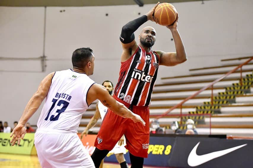 São Paulo FCさんのインスタグラム写真 - (São Paulo FCInstagram)「🏀 O #BasqueteTricolor conquistou uma vitória gigantesca sobre o Minas e se classificou à final da Copa Super 8: 78 a 70. Georginho e Bennett foram os maiores pontuadores (16 pontos), seguidos por Renan (13) e Lucas Mariano (12). O pivô foi também o maior reboteiro, com 12 bolas recuperadas. A decisão será no sábado (23), às 16h, contra o Flamengo.   #VamosSãoPaulo 🇾🇪  📸 João Pires/LNB」1月20日 10時13分 - saopaulofc