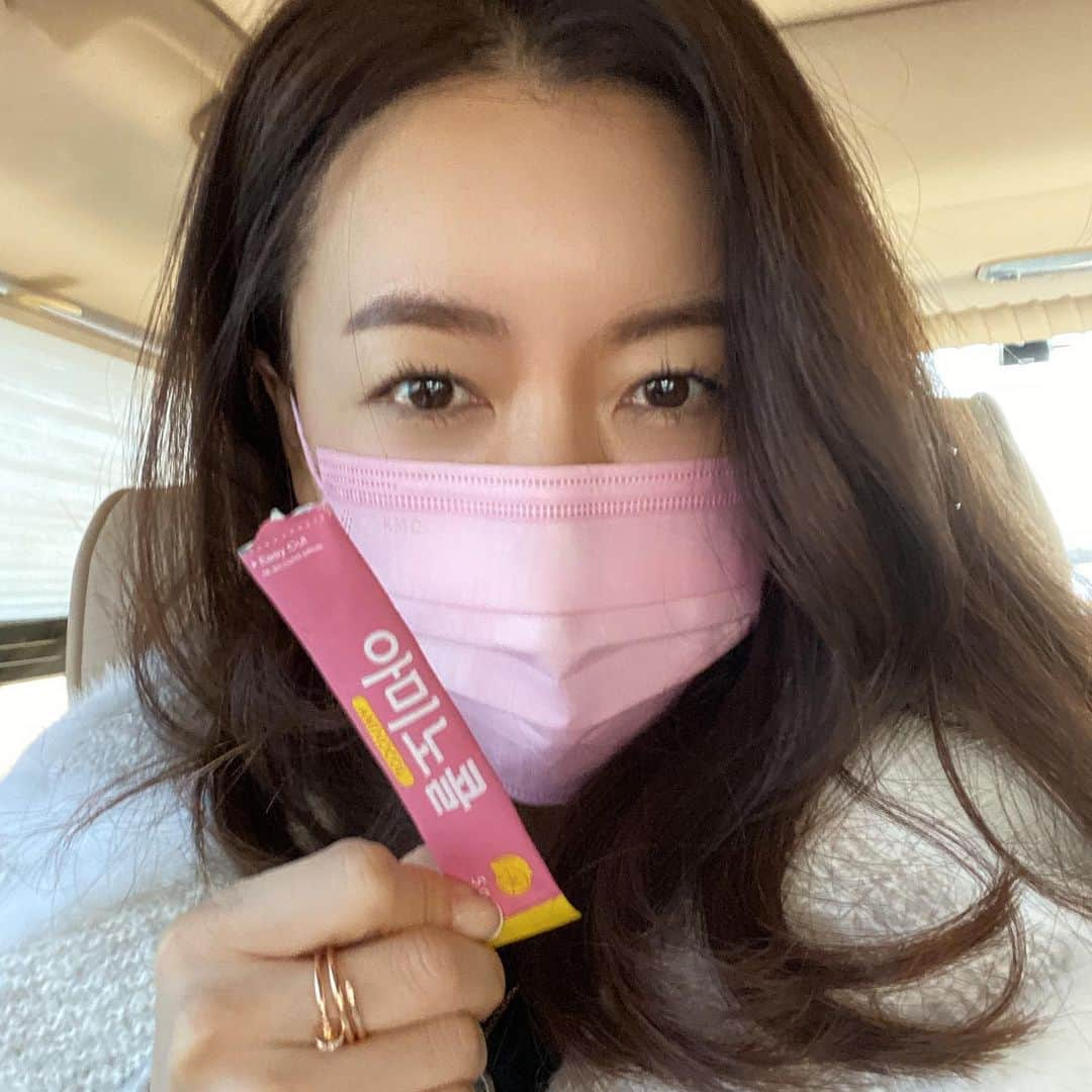 アン・ソニョンさんのインスタグラム写真 - (アン・ソニョンInstagram)「누가 춥대요😌  쇠냄새(?) 이다지도 향기로웠던가 감탄하며 근력운동 빡시게하고  #아미노콜 한포 털고 미팅갑니드아🙋🏻‍♀️  헬스장 바로위에 @cloe_mondrianj  미용실 있고, 거기다 원장이 내동생이니 넘나 좋은것😍 @jinparkjp   여의도 미팅있어서 이쁘게 탱글 드라이 받고 하루시작!  #이러면기부니가죠크든여😉  오늘 하루도 화이티잉🙌🏻  #바로스라이프💛  #안선영style」1月20日 10時22分 - anney_an_love