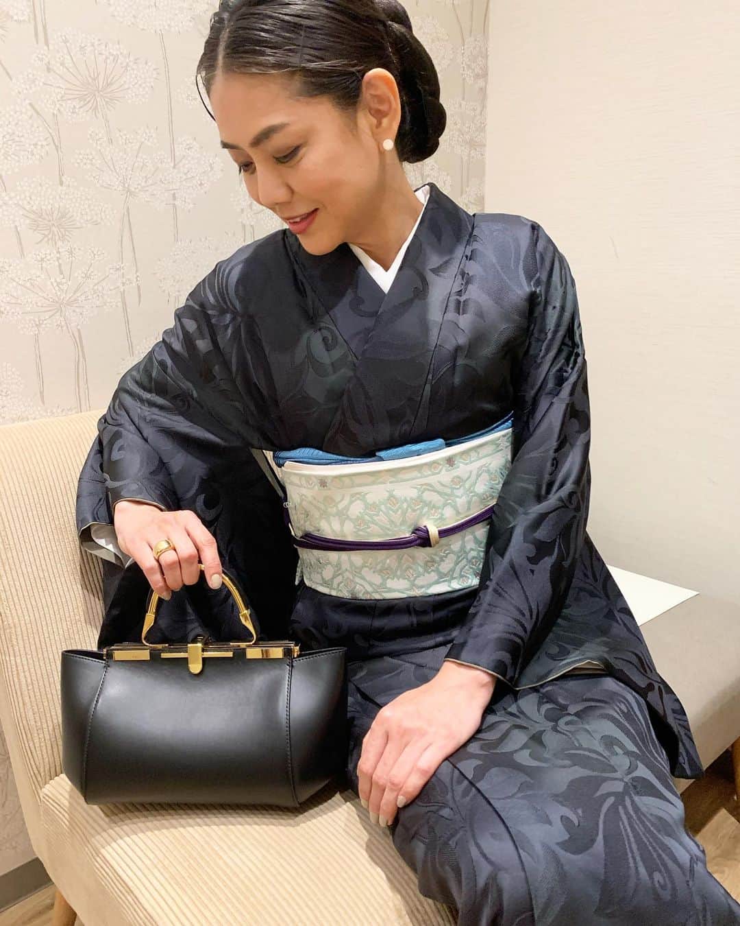 のインスタグラム：「先日の #着物コーデ 深いグリーンのお着物 光りによってブラックにも見えたり💚🖤 アラベスクと言うヨーロッパ調の唐草模様で織り上げてます 帯はパステルカラーで明るく 着物にも使える @zanchetti_japan  のバックはチェーンストラップを外して使用  #自装着付け  あ、帯の柄が中心からズレてましたね😅💦　  #着物リレー のバトンがお友達の #イラストレーター #平尾香　さん @kaohirao #かおりん　から バトンがまわってきましたので  次は  #ゴルフマダム 仲間である　⛳️ ライターの @maikotakedaogawa  #まいまい　と @renapin0170  #れなぴょん　に バトンを渡しまーす❣️ #着物＆ゴルフ🏌️‍♀️👘　  #着物#和装#日本伝統文化」