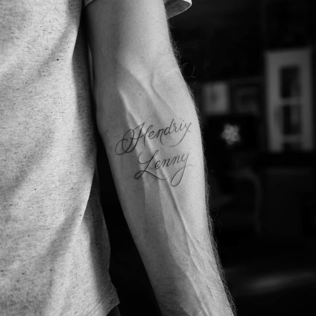 ジェンソン・バトンのインスタグラム：「Thanks @brittnyward for my lovely Birthday gift 💝 #hendrix #lenny #family #birthday #tattoo #ink」
