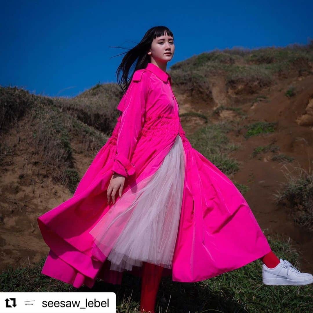 のインスタグラム：「#Repost @seesaw_lebel with @make_repost ・・・ SEE/SAW IS﻿ ﻿ ﻿ わたしが持って生まれた美しさと﻿ 新たに発見する美しさ。﻿ ﻿ お互いが響き合って、過去と未来に向き合い﻿ 今日という一日を楽しむ。﻿ ﻿ 日々、移ろう時間と変化の中で﻿ しなやかにバランスをとり﻿ いっそう、わたしらしく﻿ 印象から美しい人に。﻿ ﻿ ﻿ 2021年秋、﻿ 毎日をポジティブに生きる女性に向けて﻿ SEE/SAWは、ヘアケアから﻿ ヘアコスメプロダクツへ。﻿ ﻿ ﻿ www.seesaw-hair.com﻿ ﻿ ﻿ ﻿ #seesaw #seesawで艶髪 ﻿ ﻿ #印象 #艶 #光 #透明感﻿ #艶髪 #ツヤ髪 #美髪﻿ ﻿ #2021年 #ブランドメッセージ﻿ ﻿ #LebeL #ルベル﻿ #タカラベルモント #takarabelmont﻿ ﻿ #心を奪う髪になる」