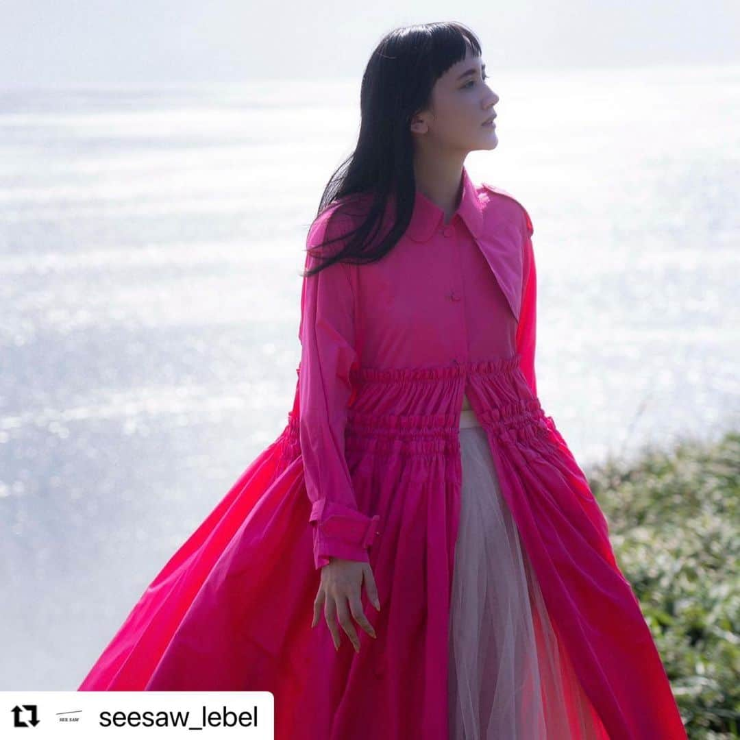 LebeL(ルベル) さんのインスタグラム写真 - (LebeL(ルベル) Instagram)「#Repost @seesaw_lebel with @make_repost ・・・ 【NEW】SEE/SAW 2021 Brand Visual﻿ ﻿ SEE/SAW 2021年ブランドビジュアルを﻿ SEE/SAW 公式WEBサイトの﻿ ギャラリーページで多数公開中♪﻿ ﻿ 「@seesaw_lebel」プロフィール欄より﻿ 公式WEBサイトにアクセスできますので、﻿ ぜひチェックしてみてください！﻿ ﻿ イメージVTRは、﻿ 1月12日投稿のIGTVからもご覧いただけます♪﻿ ﻿ ﻿ ﻿ Photographer_Kazutaka Nakamura﻿ Styling_Tamao Iida﻿ Model_Elena Kendall﻿ Sound_Takumi Namba﻿ ﻿ ﻿ #seesaw ﻿ #seesawで艶髪 ﻿ #印象 #艶 #光 #透明感﻿ #艶髪 #ツヤ髪 #美髪﻿ ﻿ #ギャラリー﻿ #ブランドビジュアル﻿ #イメージビジュアル﻿ ﻿ #シャンプー #トリートメント﻿ #ヘアオイル﻿ #ヘアケアグッズ #ヘアケアアイテム ﻿ #ヘアケア商品 #ヘアサロン専売品 ﻿ ﻿ #美容女子 #美容好き﻿ #美容好きな人と繋がりたい﻿ ﻿ #美容室 #美容院 #ヘアサロン﻿ ﻿ #lebel #ルベル﻿ #takarabelmont #タカラベルモント ﻿」1月20日 10時27分 - lebel.official