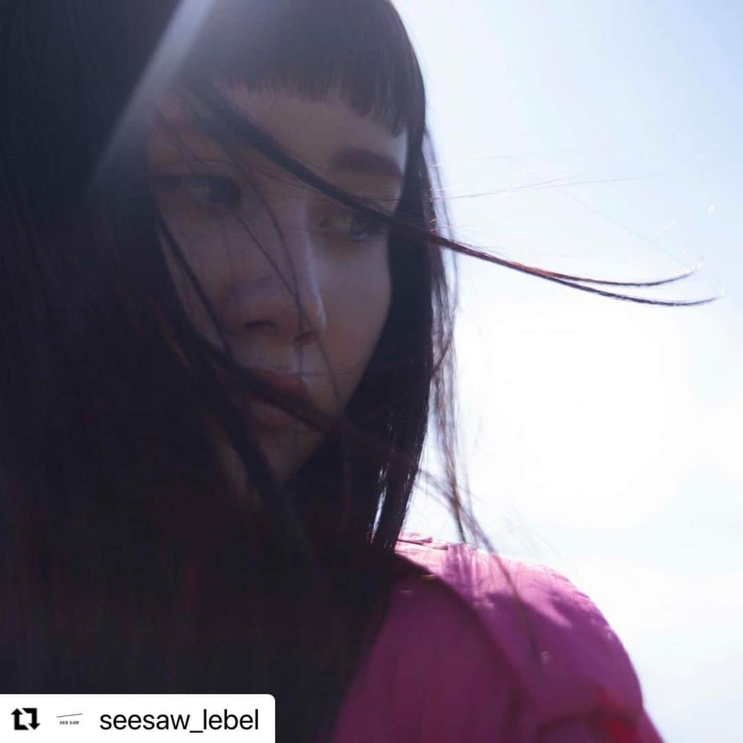 のインスタグラム：「#Repost @seesaw_lebel with @make_repost ・・・ 【NEW】SEE/SAW 2021 Brand Visual﻿ ﻿ SEE/SAW 2021年ブランドビジュアルを﻿ SEE/SAW 公式WEBサイトの﻿ ギャラリーページで多数公開中♪﻿ ﻿ 「@seesaw_lebel」プロフィール欄より﻿ 公式WEBサイトにアクセスできますので、﻿ ぜひチェックしてみてください！﻿ ﻿ イメージVTRは、﻿ 1月12日投稿のIGTVからもご覧いただけます♪﻿ ﻿ ﻿ ﻿ Photographer_Kazutaka Nakamura﻿ Styling_Tamao Iida﻿ Model_Elena Kendall﻿ Sound_Takumi Namba﻿ ﻿ ﻿ #seesaw ﻿ #seesawで艶髪 ﻿ #印象 #艶 #光 #透明感﻿ #艶髪 #ツヤ髪 #美髪﻿ ﻿ #ギャラリー﻿ #ブランドビジュアル﻿ #イメージビジュアル﻿ ﻿ #シャンプー #トリートメント﻿ #ヘアオイル﻿ #ヘアケアグッズ #ヘアケアアイテム ﻿ #ヘアケア商品 #ヘアサロン専売品 ﻿ ﻿ #美容女子 #美容好き﻿ #美容好きな人と繋がりたい﻿ ﻿ #美容室 #美容院 #ヘアサロン﻿ ﻿ #lebel #ルベル﻿ #takarabelmont #タカラベルモント ﻿」