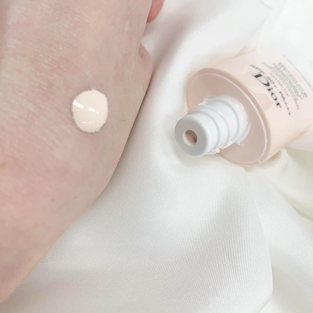 美的 Biteki's official Instagram! さんのインスタグラム写真 - (美的 Biteki's official Instagram! Instagram)「ディオールスノーから美容液とトーンアップUVが発売❄️さらにプレステージからも美白美容液も✨✨﻿ ﻿ ディオールスノーは、過剰な皮脂が肌の透明度を損なわれることに注目👀✨﻿ 肌がくすむことで、シミが増え、長期的に肌の明るさに影響が。4つの医薬部外品を取得した美白＆皮脂ケアアイテムです。﻿ エーデルワイスエキスも２倍にUP⤴️﻿ ﻿ 輝く透明肌へ✨✨﻿ ﻿ ❄️2枚目❄️﻿ ディオールスノー スノー アルティメット エッセンス オブ ブライト 30ml ￥16,000/50ml ￥20,000(医薬部外品）﻿ ミルキーなテクスチャーの新美容液。88％の自然由来成分でトーンアップした肌へ導きます。﻿ ﻿ ❄️3枚目❄️﻿ ディオールスノー スノー ＵＶシールド トーンアップ 50+ SPF50+PA+++ 30ml ￥6,300﻿ トーンアップをかなえるUVプロテクション。3種のイルミネーティングパウダーで肌の気になる部分や色むらを目立たなくさせてくれます。ブルーライトや赤外線からの肌への影響をブロック。軽やかなテクスチャー。ワンマイルメイクにもぴったり！﻿ ﻿ ❄️4枚目❄️﻿ ディオール プレステージ ホワイト ラ ソリューション ルミエール ライト イン セラム 30ml ￥44,000（医薬部外品）﻿ ラグジュアリーラインのエイジング美白美容液は、あらゆる光の波長からも肌を守りながらケアしてくれます。マスクによる刺激からも守ってくれます。﻿ ﻿ ＜発売日＞﻿ ２月26日（金）発売﻿  気になったらいいね💗&保存❗️ ﻿ #ディオール #ディオールコスメ #dior #ディオールスノー #diorsnow #uvケア #マスクメイク #スキンケア #紫外線対策 #コスメレポ #美的 #biteki #美的uv」1月20日 10時31分 - bitekicom