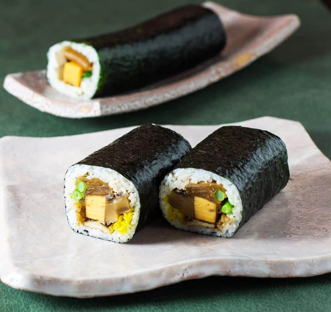 のインスタグラム：「今年の節分は 2 月 2 日！ 日本料理「はなの」寿司料理長・守屋隆明特製の『恵方巻』を数量限定で販売いたします。七福神にちなみ、玉子／干瓢（かんぴょう）／隠元豆／焼穴子／鯛そぼろ／椎茸／しんこの７種の食材を巻いております。 みなさまの願いが叶いますことを祈り、心を込めて巻いた「特製恵方巻」。ぜひ、2021 年の恵方『南南東』に向かってお召しあがりください。 ※ご好評につき完売しました。 . . ————————————————— #日本料理 #はなの特製 #はなの #恵方巻き #恵方巻 #節分 #恵方 #南南東 #寿司 #大阪 #osaka #梅田 #umeda #予約限定 ————————————————— Tag @westinosaka to share your image with us.  ⠀⠀ #WestinOsaka #ウェスティンホテル大阪」
