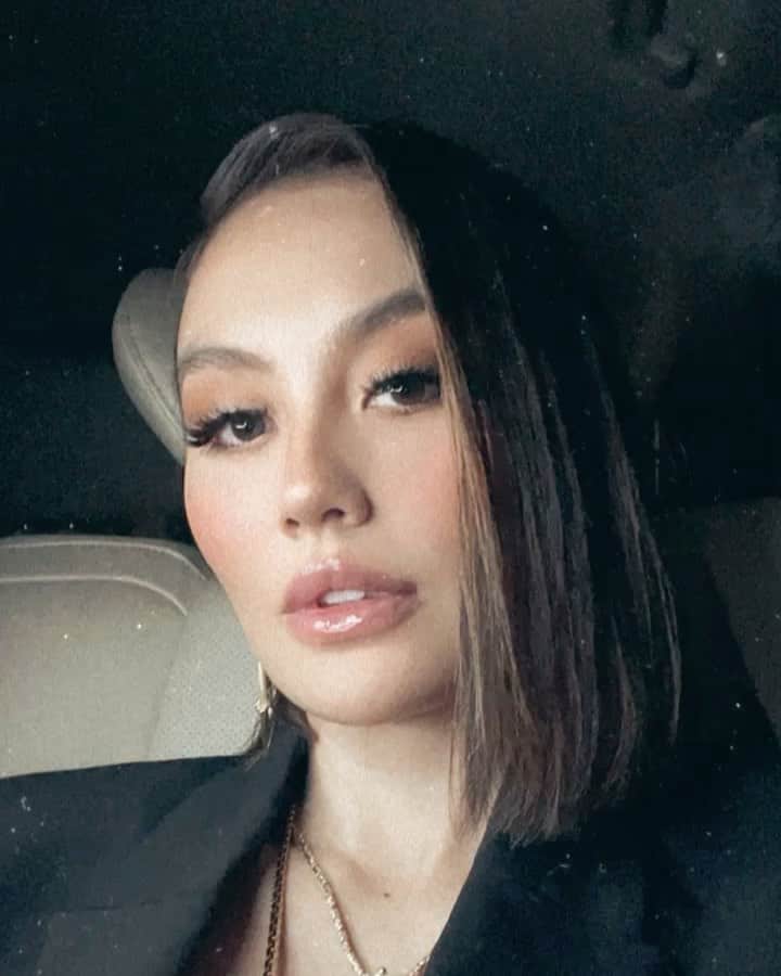 アグネス・モニカのインスタグラム：「🤍 just before the show   #AGNEZMO」