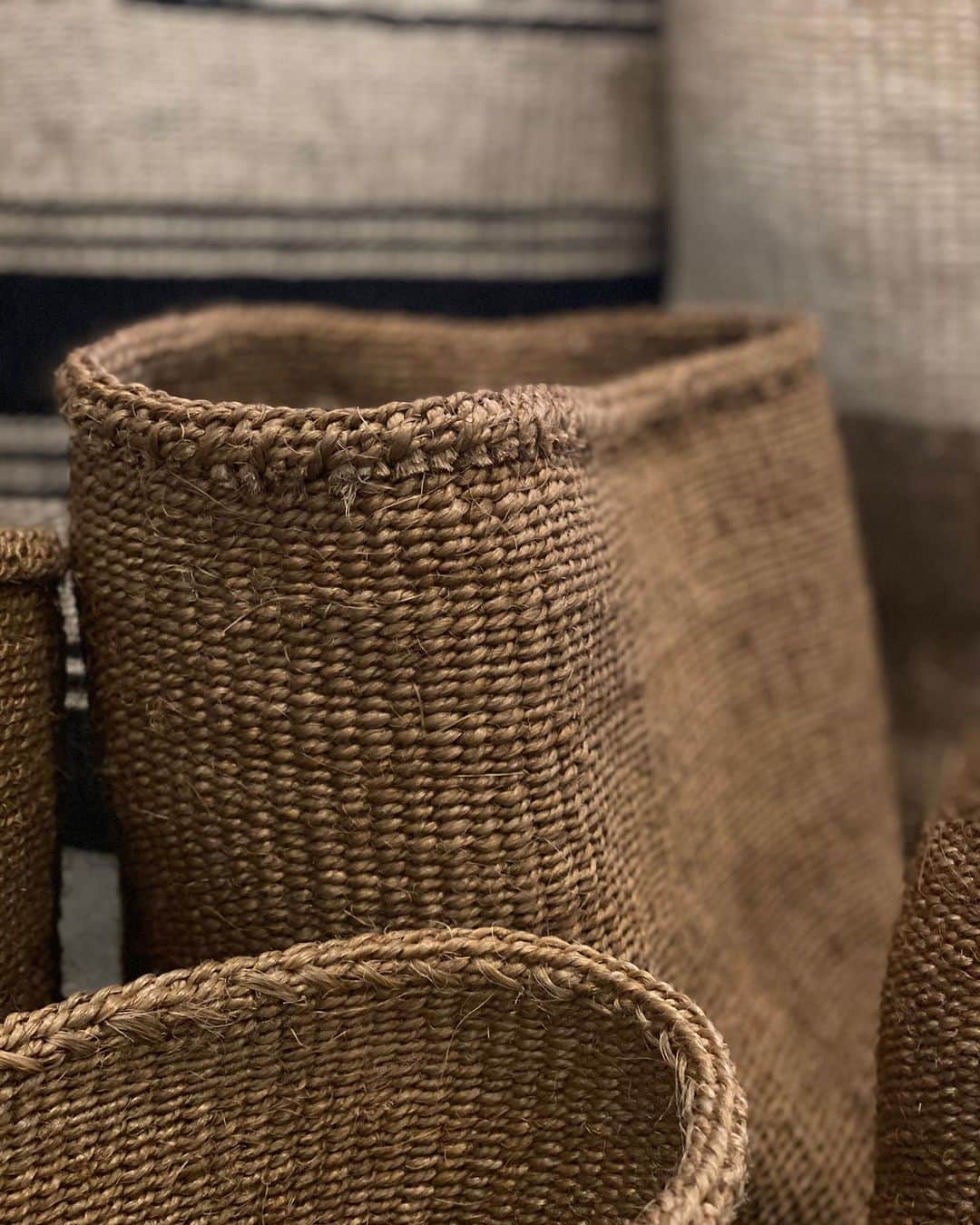 オバッキさんのインスタグラム写真 - (オバッキInstagram)「Our Sisal Baskets 🌾 One-of-a-kind and made from the natural sisal fiber.   Each baskets has its own unique patterns and colors that reflect  the creative flow of the weavers that made it 💛  Shop the baskets from the weaver’s of Kitui via our link in profile!  #craftanddesign #sustainabledesign #slowdesign #authenticdesign #cabanamagazine #worldofinteriors #rawdesign」1月20日 10時35分 - obakki