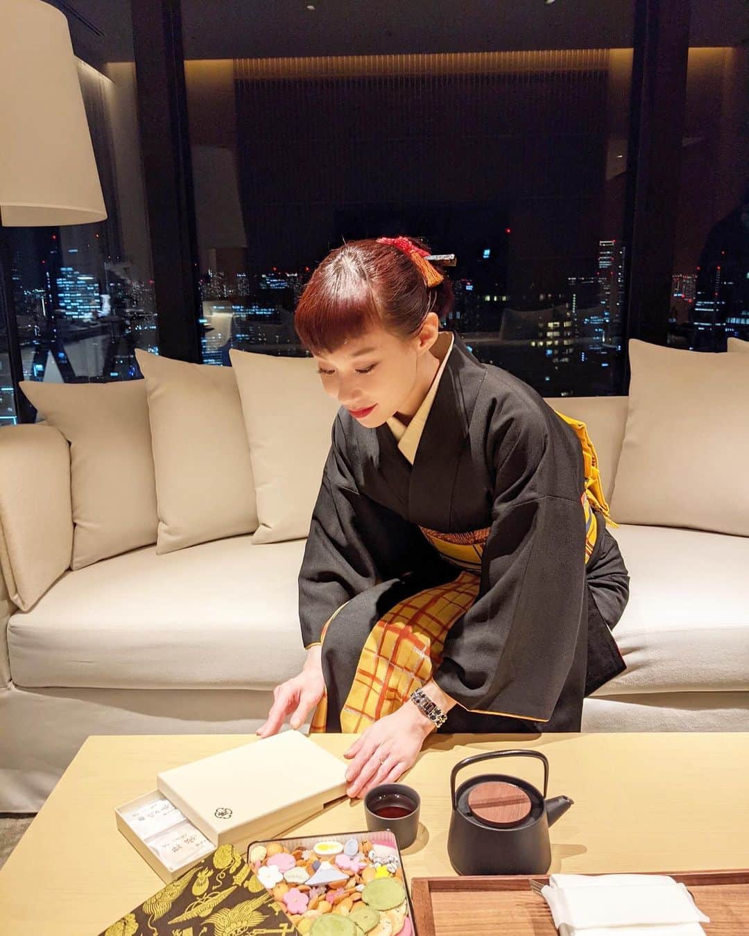 マドモアゼル・ユリアさんのインスタグラム写真 - (マドモアゼル・ユリアInstagram)「昨日は虎ノ門エディションホテルで着付のお教室の日でした👘 皆さん段々と上手に着れる様になってきていて嬉しいな✨ 今回はホテルに一部屋しかないテラス付きのプレミアスイートでのレッスンでした。角部屋なので窓が沢山あって明るいお部屋☀️ 私は着物、帯、マスクと格子尽くしのコーディネートでした#️⃣ @toranomonedition #着物 #着物コーディネート #格子柄 #虎ノ門エディション #toranomonedition」1月20日 10時36分 - mademoiselle_yulia