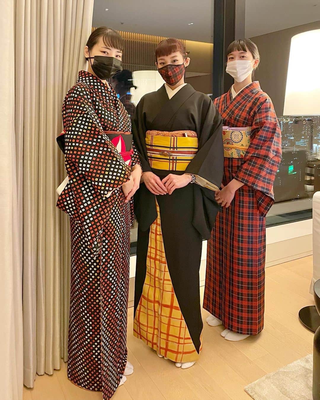 マドモアゼル・ユリアさんのインスタグラム写真 - (マドモアゼル・ユリアInstagram)「昨日は虎ノ門エディションホテルで着付のお教室の日でした👘 皆さん段々と上手に着れる様になってきていて嬉しいな✨ 今回はホテルに一部屋しかないテラス付きのプレミアスイートでのレッスンでした。角部屋なので窓が沢山あって明るいお部屋☀️ 私は着物、帯、マスクと格子尽くしのコーディネートでした#️⃣ @toranomonedition #着物 #着物コーディネート #格子柄 #虎ノ門エディション #toranomonedition」1月20日 10時36分 - mademoiselle_yulia