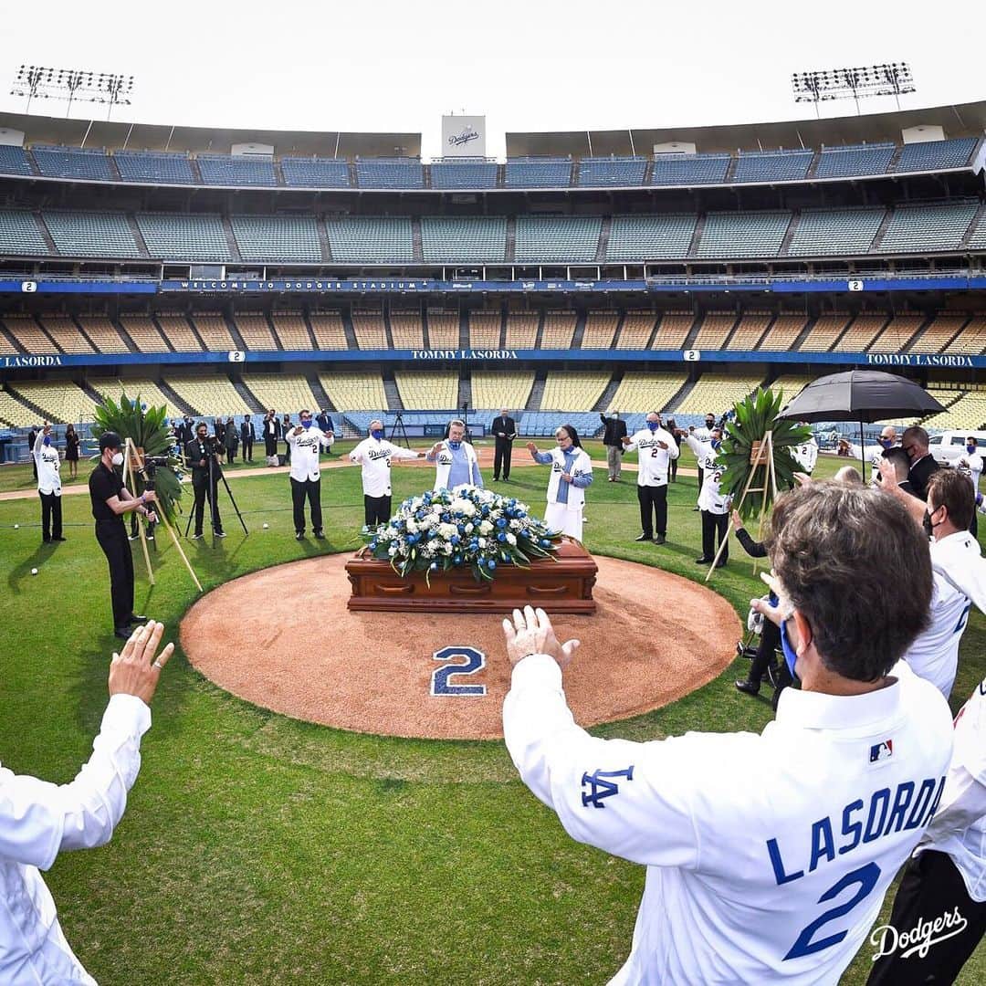 Los Angeles Dodgersさんのインスタグラム写真 - (Los Angeles DodgersInstagram)「"I bleed Dodger blue and when I die, I'm going to the big Dodger in the sky."⁣ ⁣ Friends and family of Tommy Lasorda gathered today at Dodger Stadium to pay their respects to the Hall of Fame manager.」1月20日 10時37分 - dodgers