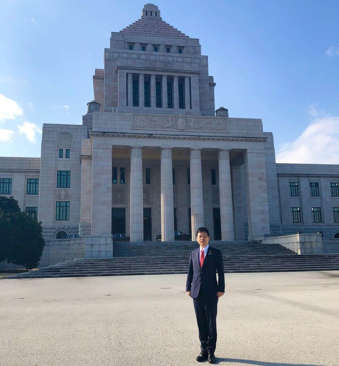 大西宏幸さんのインスタグラム写真 - (大西宏幸Instagram)「2021年令和3年 第204回 通常国会が始まりました。 国会の開会に今上陛下がご来駕されて開会宣言をされます。 その時に我々与党国会議員はじめ心ある野党の先生方が今上陛下を正門でお出迎えとお見送りをします。 寒いですが名誉な事です。 #大西宏幸 #防衛大臣政務官 #衆議院議員 #大阪1区 #通常国会 #開会 #お出迎え #お見送り」1月20日 10時51分 - hiroyukionishi