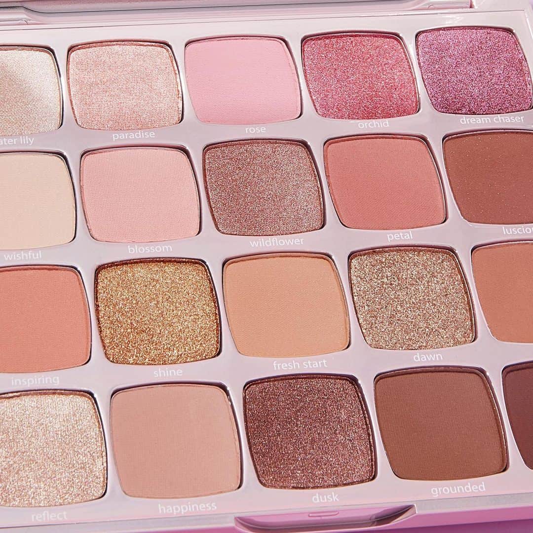 Tarte Cosmeticsさんのインスタグラム写真 - (Tarte CosmeticsInstagram)「Double tap your fave shade! Our NEW SUPERSIZE tartelette juicy Amazonian clay eyeshadow palette comes with 20 romantic neutral, pink & plum shades in a mix of matte, pearlescent & metallic finishes! 🌸 It's also powered by cult-favorite Amazonian clay for better, longer & truer wear. Btw, the shades are arranged in rows to create effortless, natural looks! Shop now on tarte.com for only $45 USD. Want to try before you buy? Check out our virtual try-on tool! #crueltyfree #rethinknatural #claypowered」1月20日 11時00分 - tartecosmetics