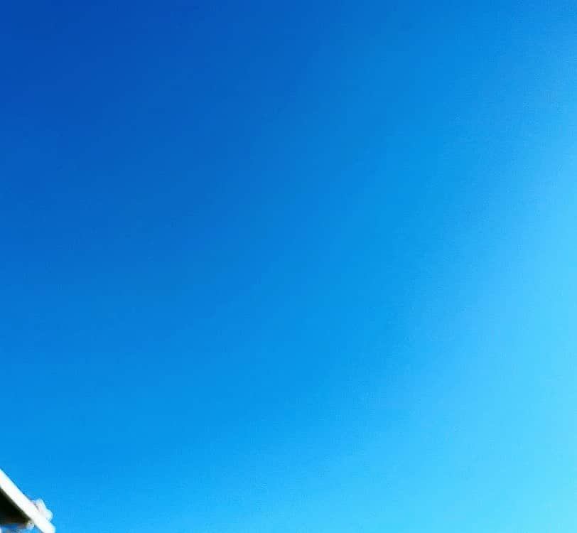 のインスタグラム：「いい天気だけど寒いー❄️ 朝、洗濯物を干してると娘が窓越しに「ちょっと待ってて🙌🏻」 のジェスチャー。 走って消えたので何かなと思うと「寒いからこれ！！」と、マフラーとモコモコパーカーを持ってきてくれました。  手伝ってくれないんかーいと心の中で叫びましたが、笑、がっつり防寒スタイルでの洗濯干し、体も心も暖まりました🍀  今日もいい日になりますように☺︎  #青空」