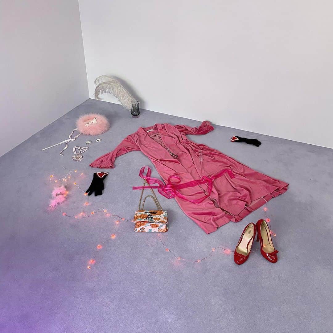 杉山優華のインスタグラム：「👠👠👠 . . . MVはメンバーのいおんが監督してくれました😳👠 . . こういう可愛いが詰まったシーンの飾り付けも、お家から持ってきてくれて作ってくれた😳😳😳凄い🍎🍎🍎 . .  #ファッション #おしゃれ #いいね #コーデ #ダイエット #フォロー #撮影 #美容 #今日のコーデ #フォローミー #お洒落 #オシャレ #日常 #コスメ #韓国 #韓国ファッション #fashion #ootd #love #instagood #photooftheda #fashion #beautiful #happy #cute #tbt #like4like #followme #picoftheday #follow」