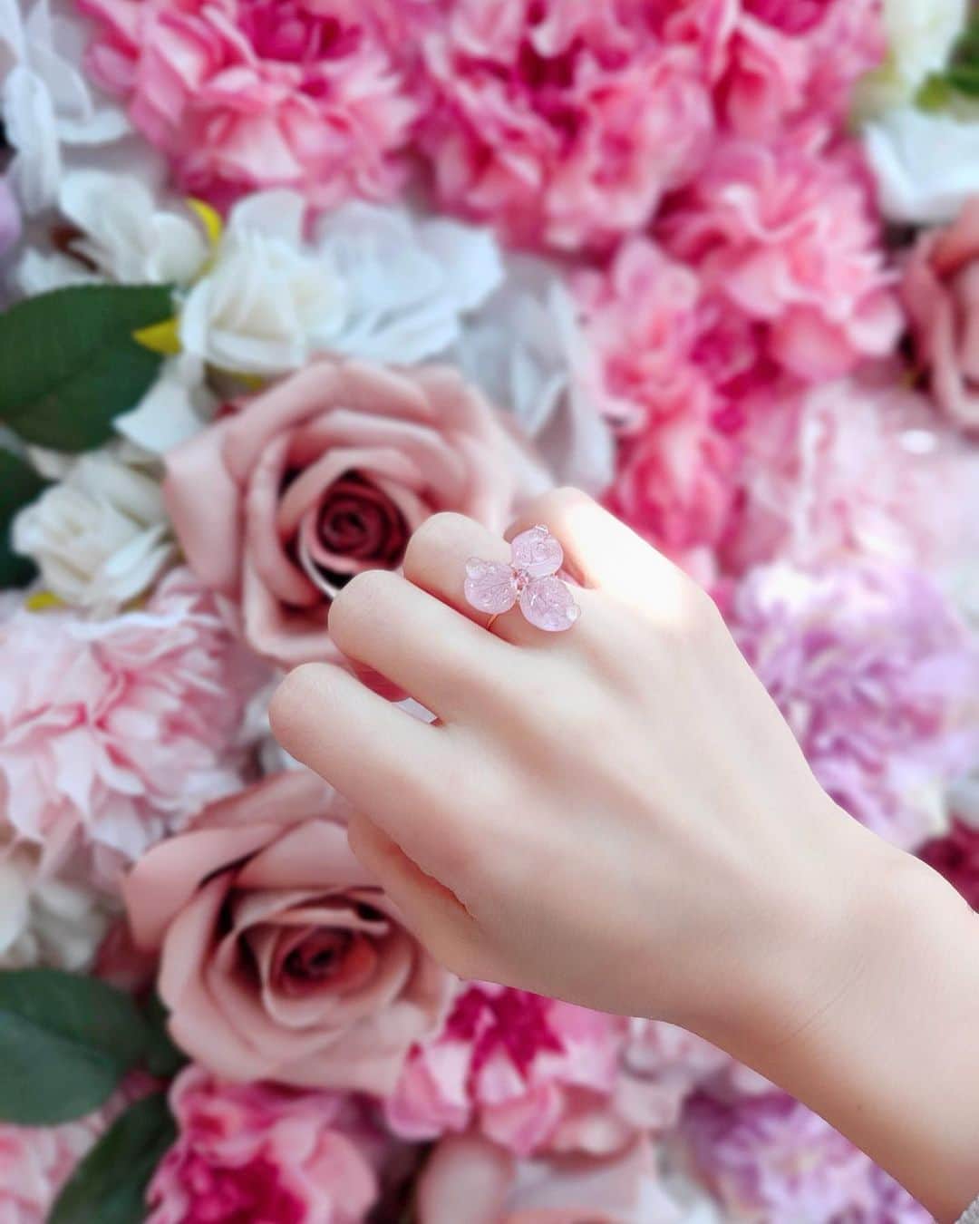 のインスタグラム：「久々に紫陽花リングつけた☺ @mine_ro_ ️﻿ ﻿ #紫陽花リング #creema #アクセサリー #クリーマ #ハンドメイド #リング #お花アクセサリー」