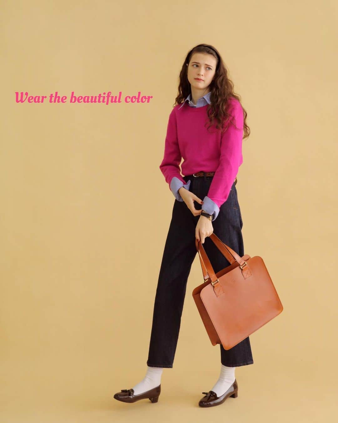 CLUÉLmagazineさんのインスタグラム写真 - (CLUÉLmagazineInstagram)「綺麗な色を上手に使って。 最近のお気に入りは、優しい色味とちょっと刺激のある色を大胆にミックスすること！ 今日は鮮やかなピンクのニットを主役にコーディネート。 ベルトや腕時計、白ソックスに綺麗な靴など、着こなしは上品にまとめることを意識して☝️ 合わせのアイテムに気を使えば、どんな色も私のものになる。 新しい色との出会いを楽しみましょ♡  from vol.55 ・・・・・・・・・・・・・・・・・・・・・・・・・・﻿ #cluel #クルーエル #cluelmagazine #クルーエル女子 #fashion #ファッション好き #おしゃれ #グッドガール #ビビットカラー #ニットコーデ #カチューシャ #ブルーシャツ #デニムパンツ #レザートートバッグ #白ソックス #タッセルローファー #シンプルが好き  ﻿ こちらのアカウントもフォローしてね！﻿ @cluel_homme﻿ @navys_magazine」1月20日 11時05分 - cluelmagazine