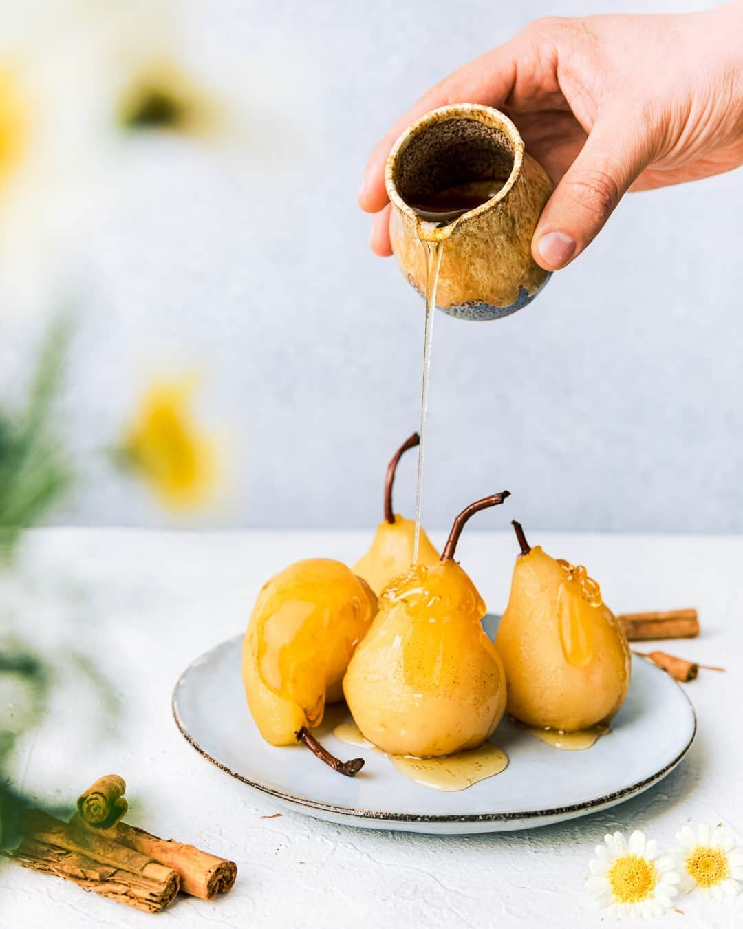 Canon UKさんのインスタグラム写真 - (Canon UKInstagram)「@leofoodphotography's delicious dessert looks like the perfect way to end the working day 🍐  📷 by @leofoodphotography  Camera: EOS 5D Mark IV Shutter Speed: 1/125, Aperture: f/5.6, ISO 100」1月20日 2時24分 - canonuk