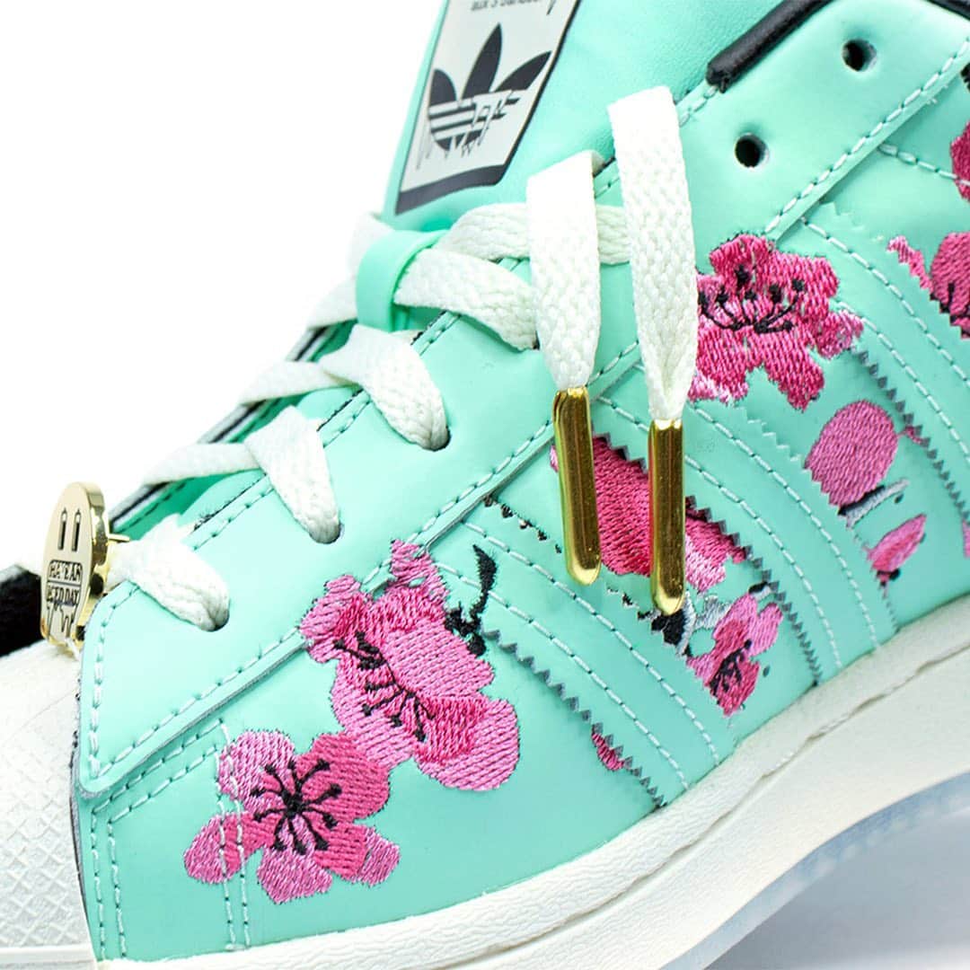 HYPEBEASTさんのインスタグラム写真 - (HYPEBEASTInstagram)「@hypebeastkicks: Here's an official look at the next @adidasoriginals and AriZona Iced Tea (@drinkarizona) collaboration. Coming in four different options, each Superstar boasts references to the bold and intricate design of AriZona Iced Tea’s can alongside traditional motifs native to the state of Arizona. Get a closer look via the link in bio and expect the set to drop on February 4 on @adidas’ website for $100 USD a pair.⁠⠀⁠⠀ Photo: adidas」1月20日 2時18分 - hypebeast
